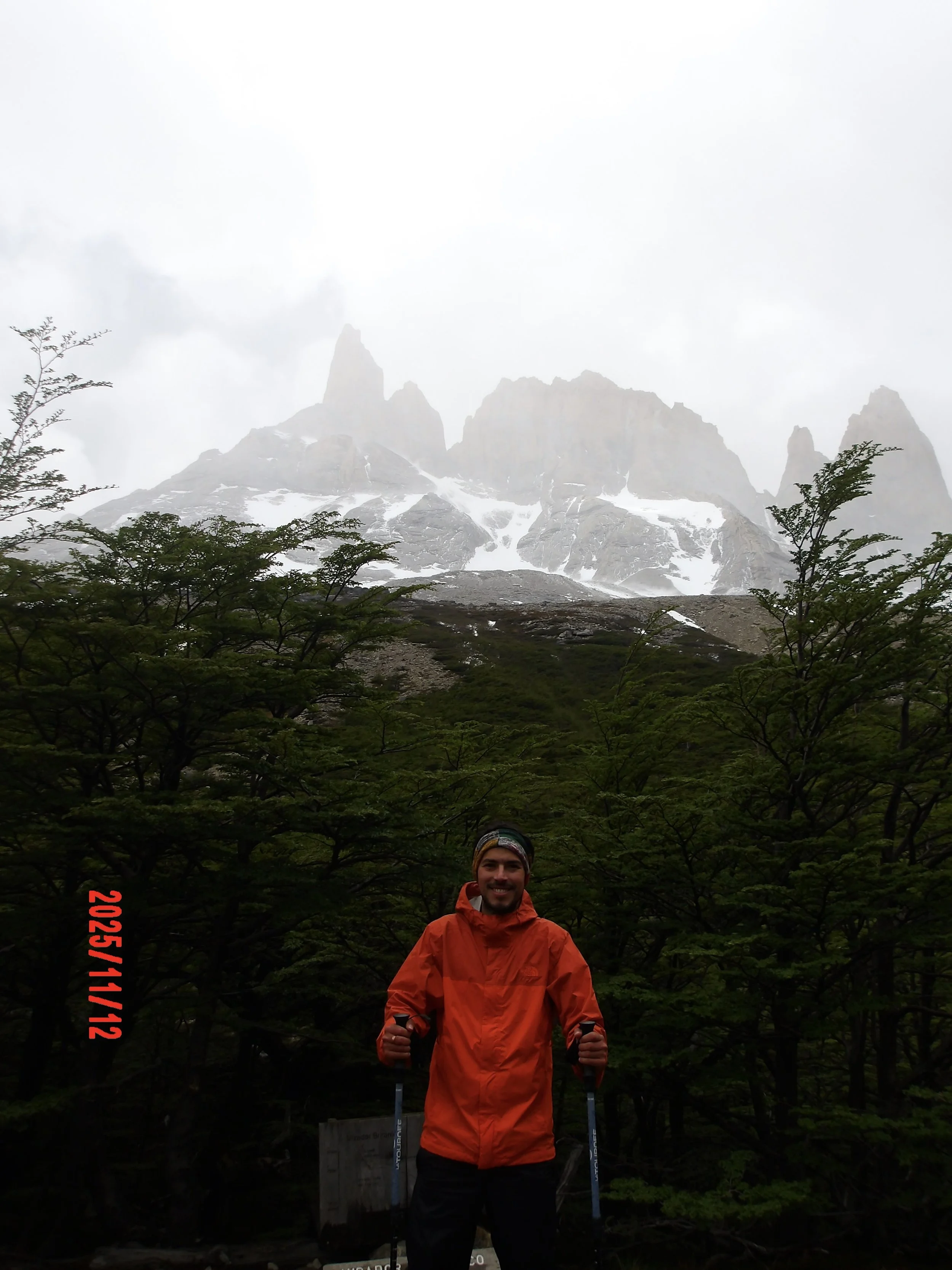 Persona posando en el Mirador Británico en Torres del Paine, Patagonia, Chile.
