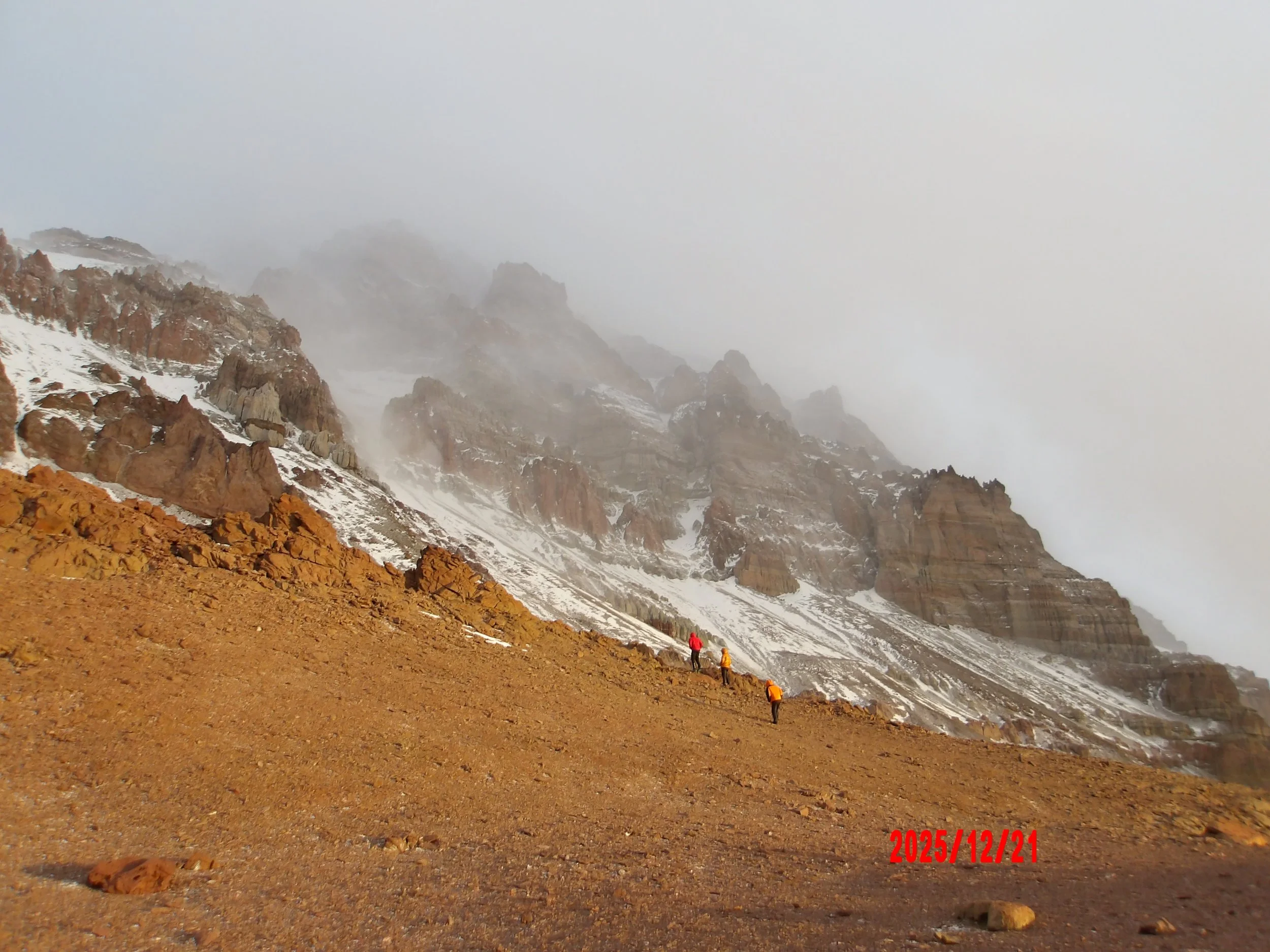 Vista desde Campamento Canadá, personas caminando.