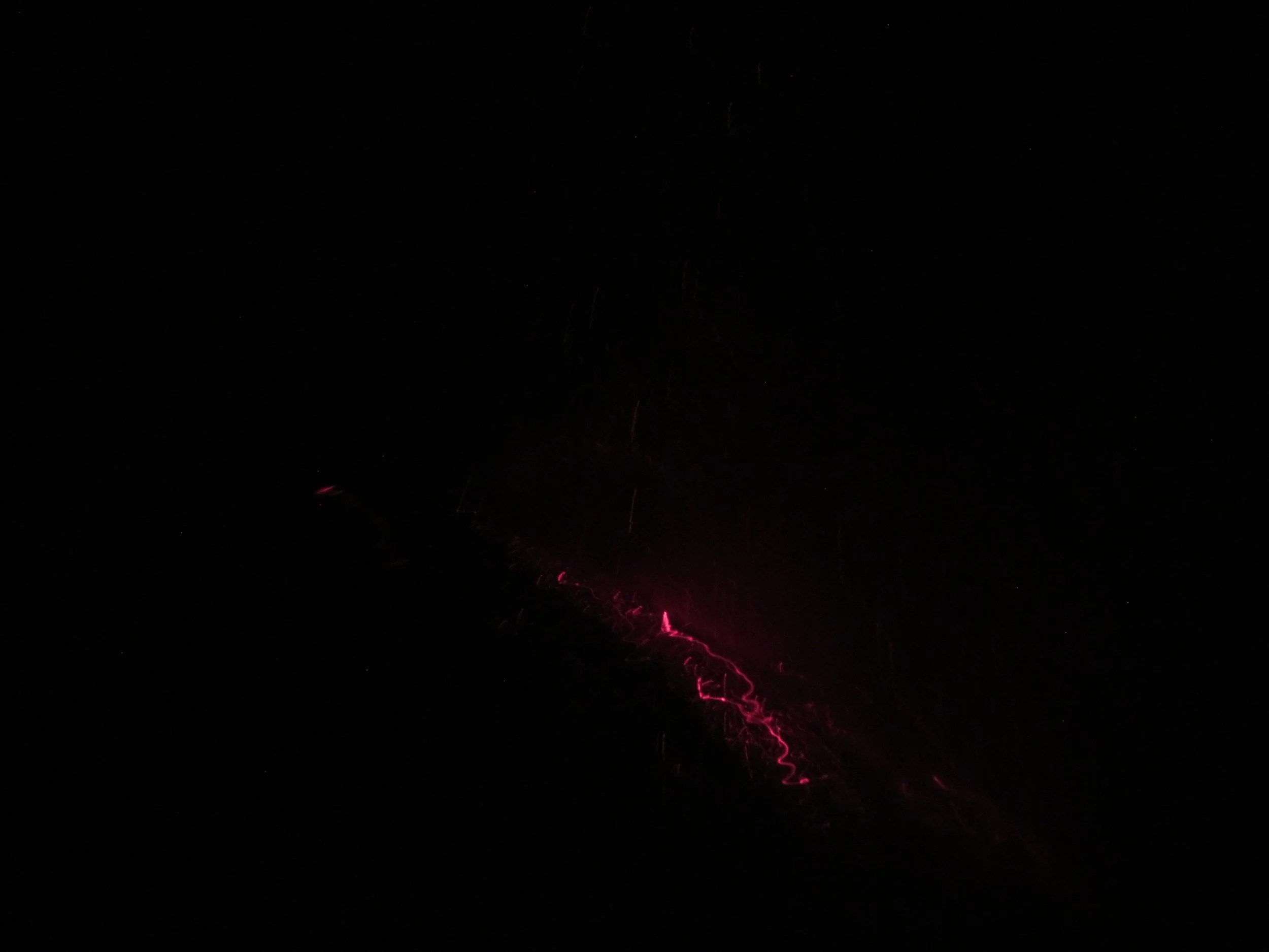 Foto nocturna de lava en el Volcán Fuego.