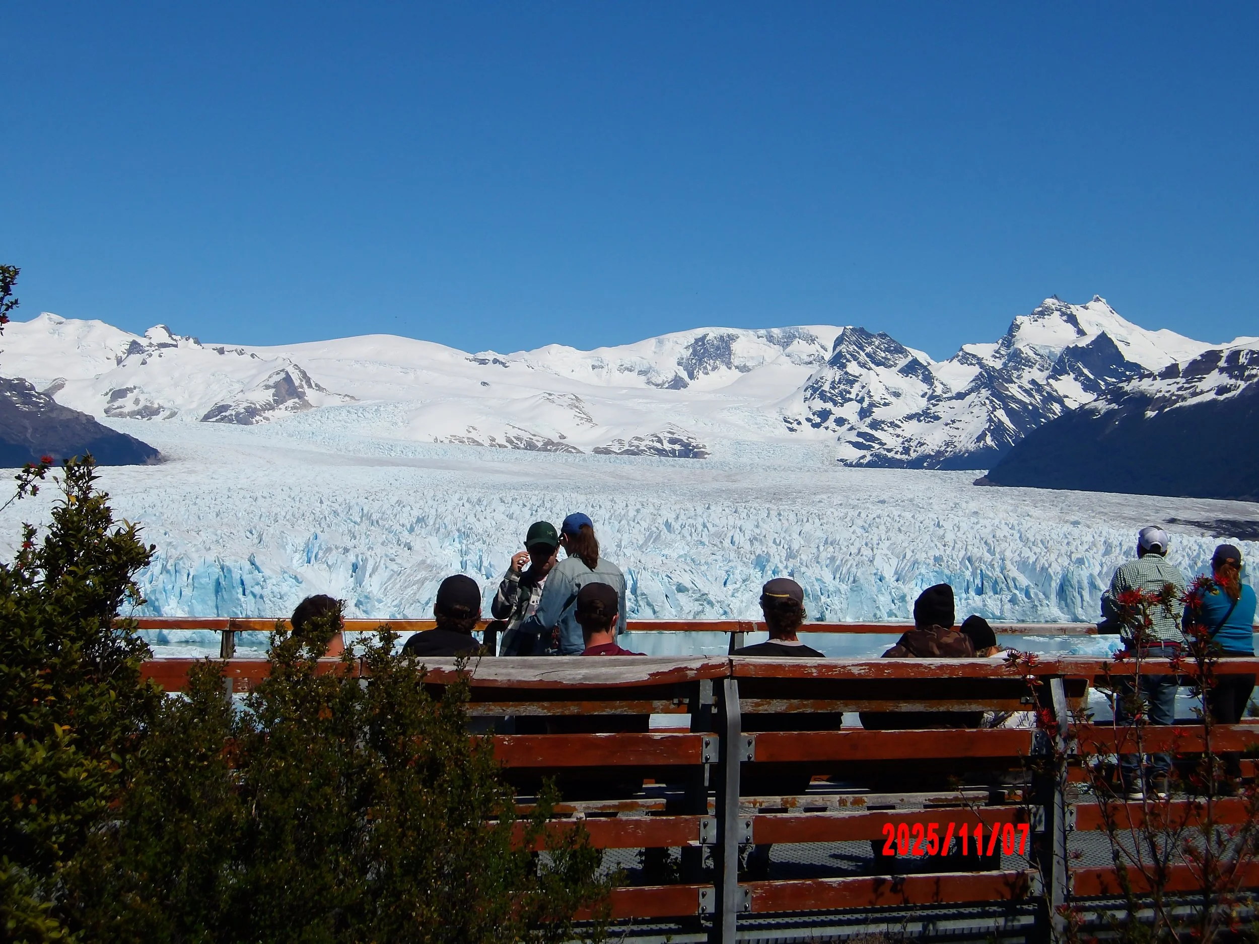 Personas mirando el Glaciar Perito Moreno desde un mirador