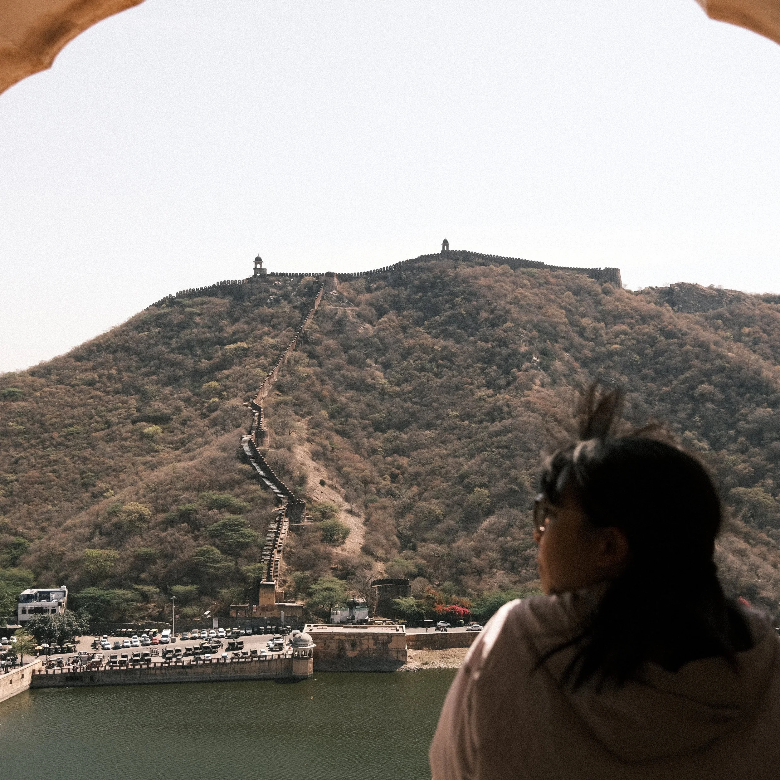 Vista de la muralla de Amer desde el fuerte Amber.