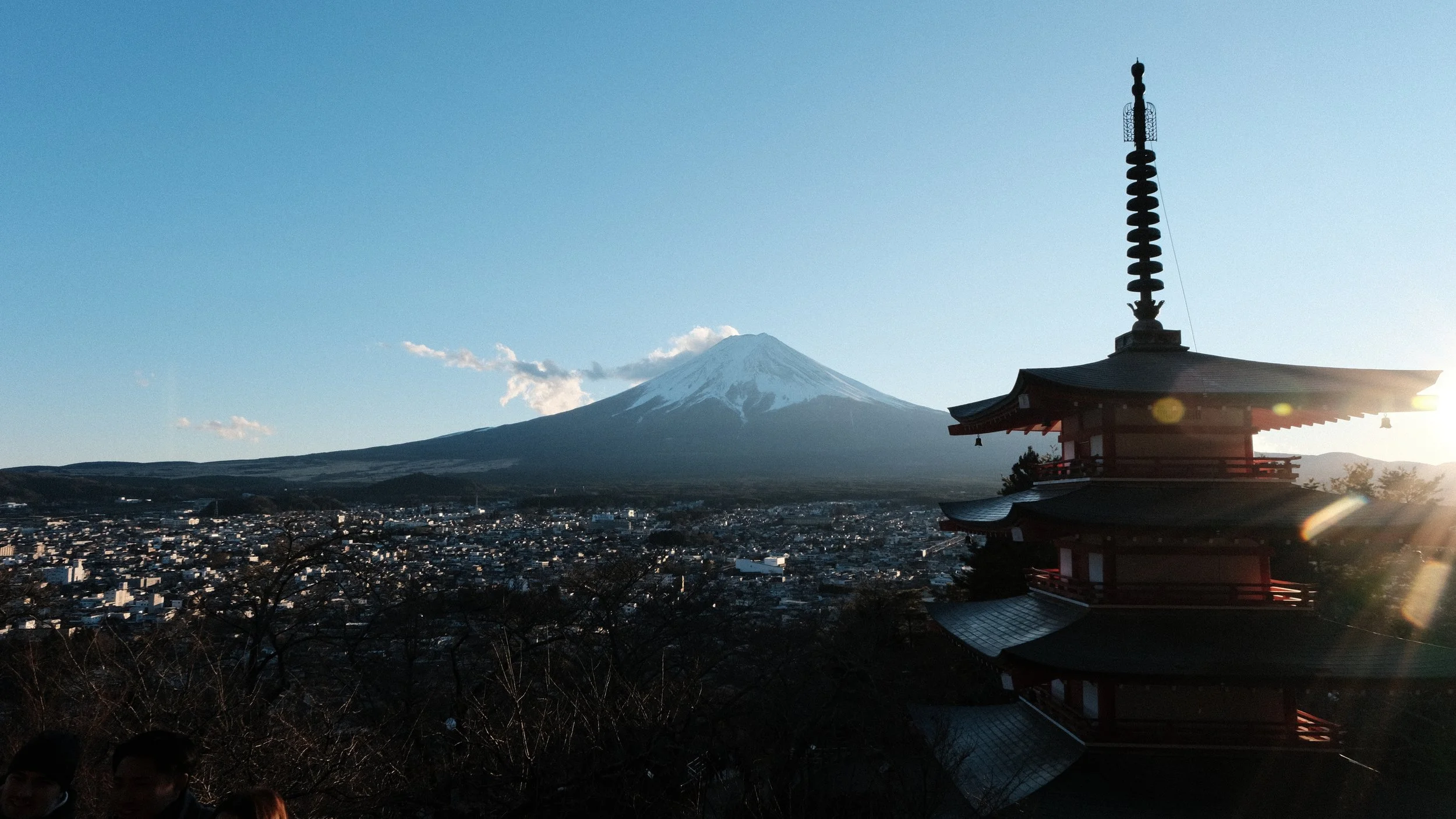 Pagoda Chureito con el Monte Fuji al fondo, al anochecer.