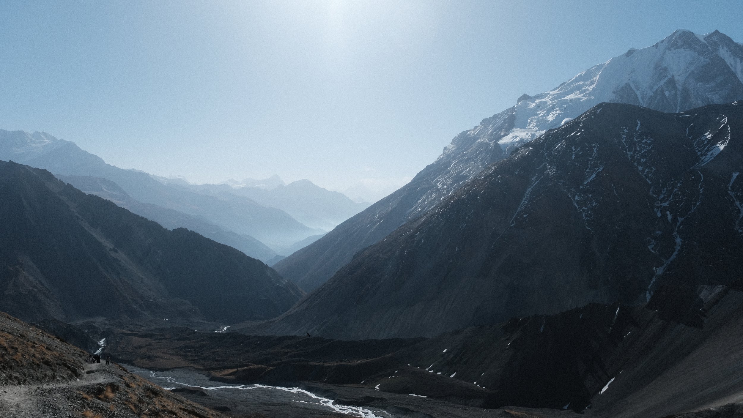 Valle rodeado de montañas en Nepal.