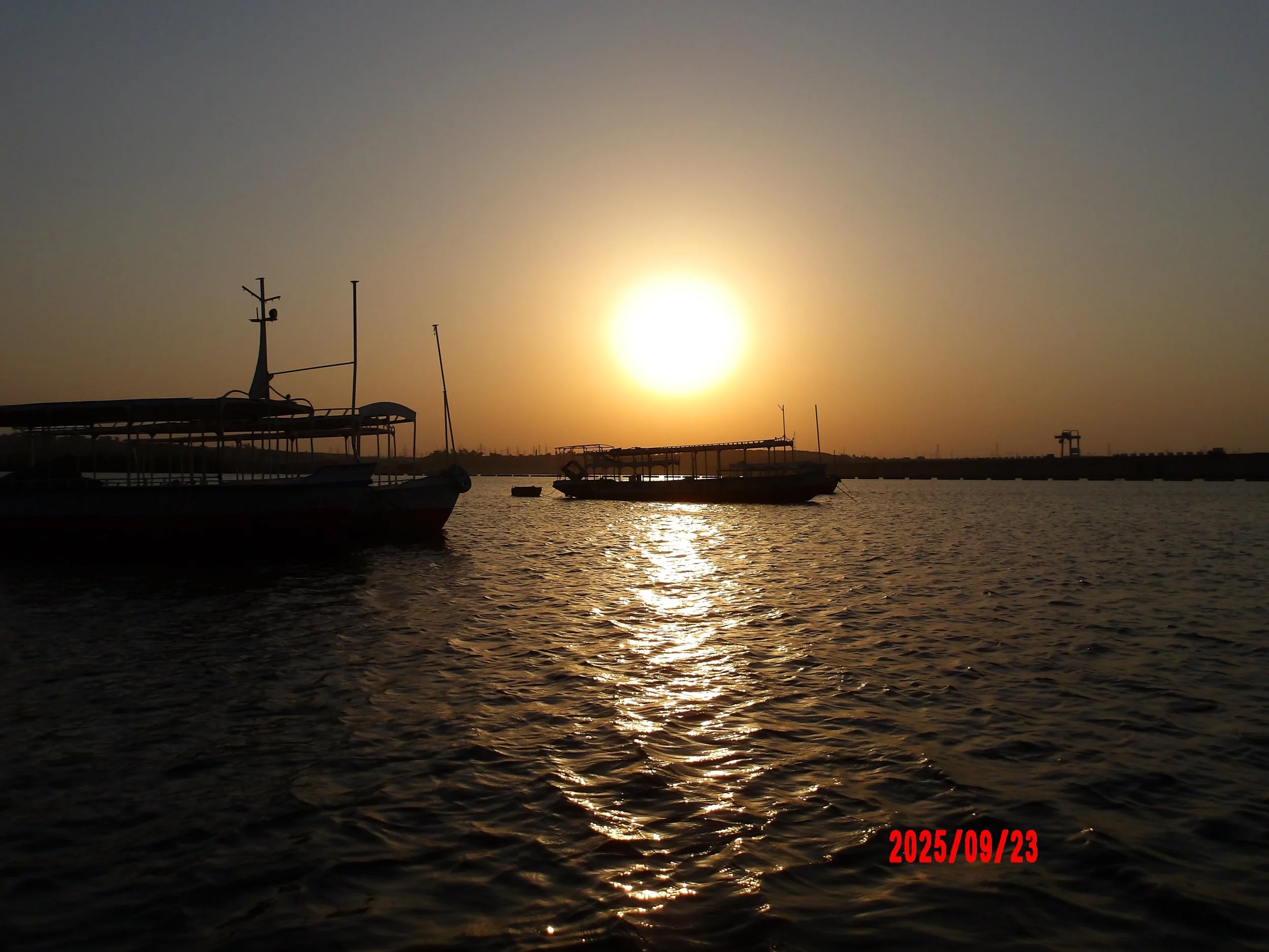 Botes en el Nilo, en Aswan al anochecer