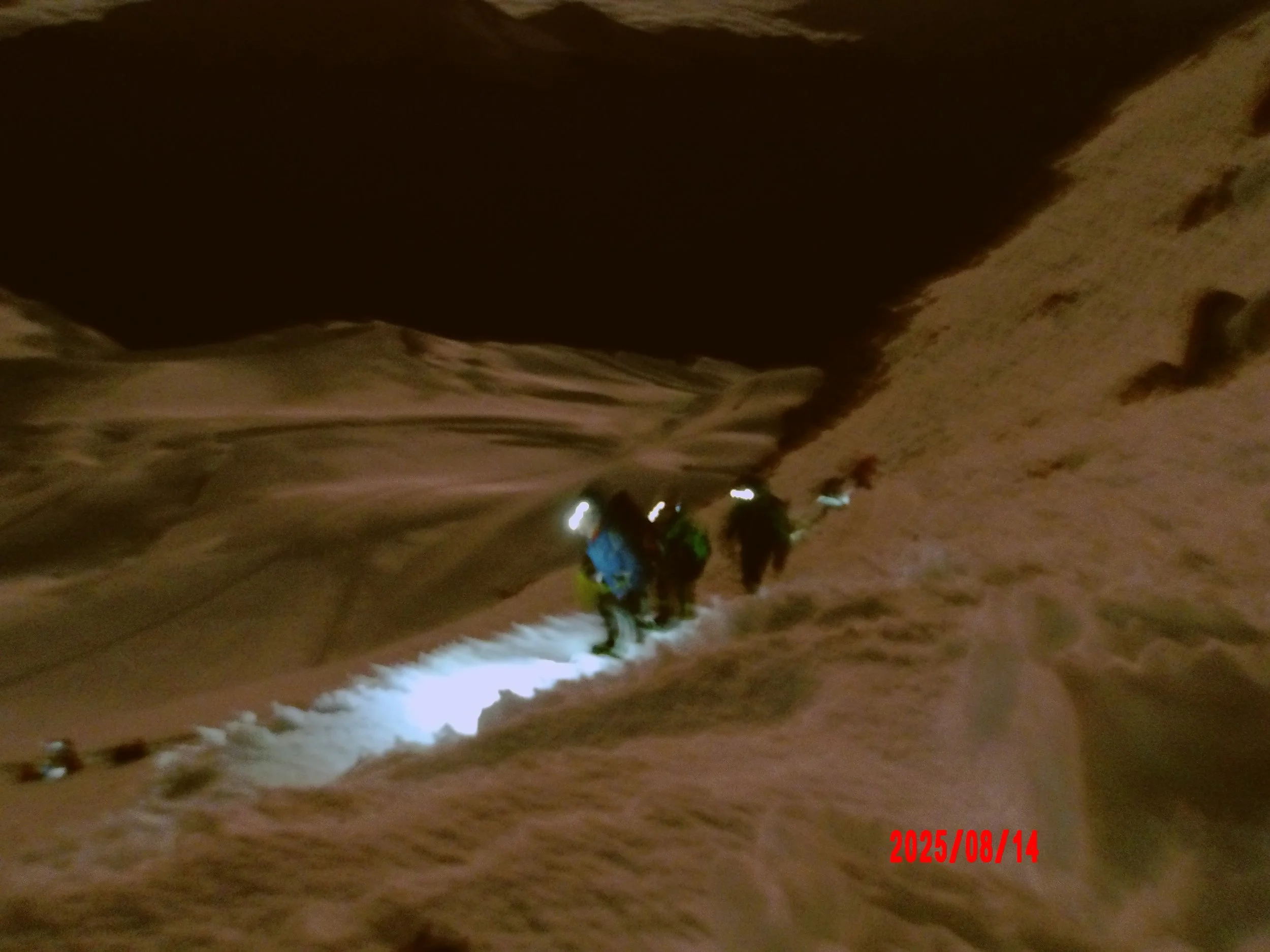 Caminando sobre glaciar en Huayna Potosí.