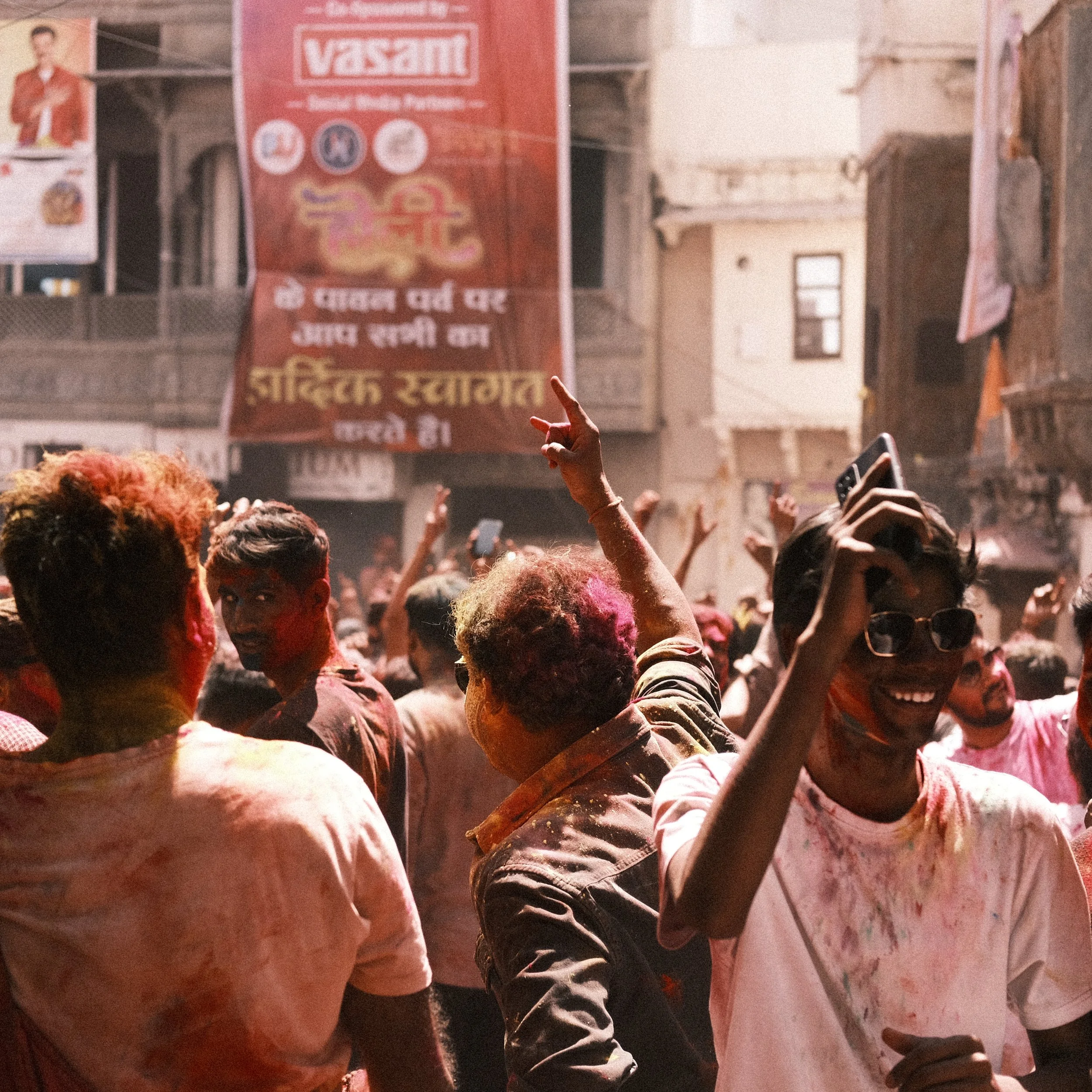 Hombre celebrando Holi en India