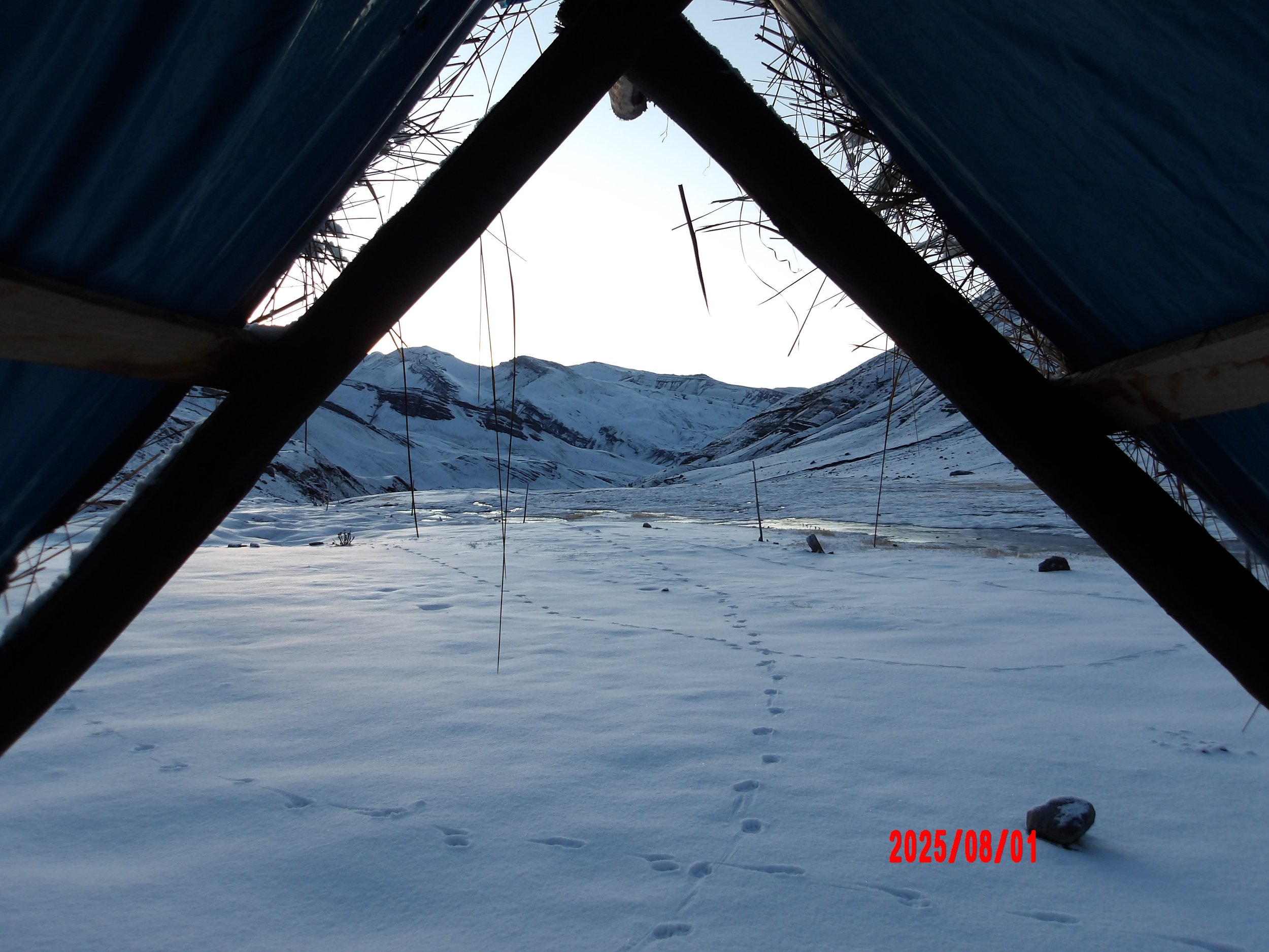 Paisaje al amanecer cubierto de nieve en el Ausangate.