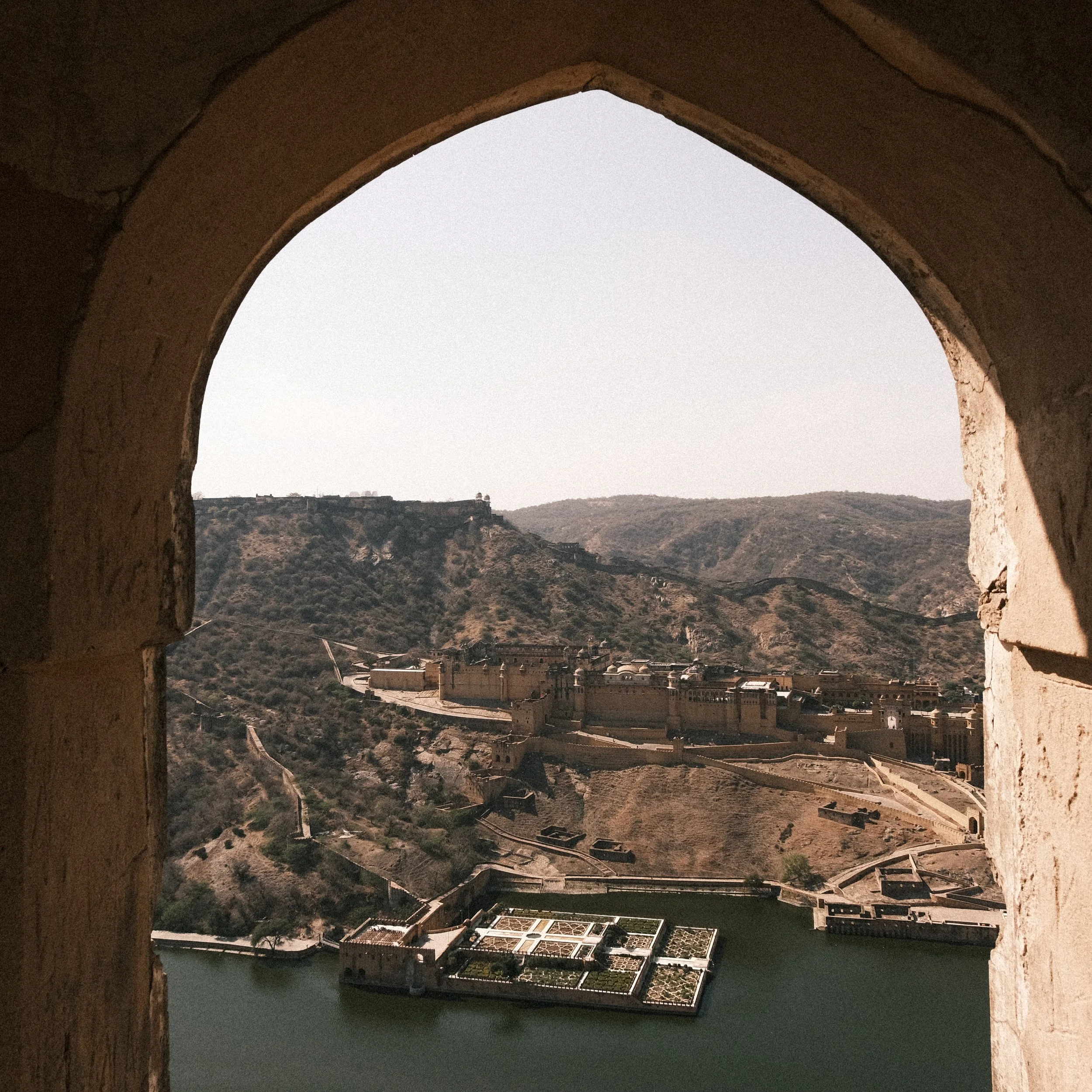 Visita del fuerte Amber desde la muralla de Amer.