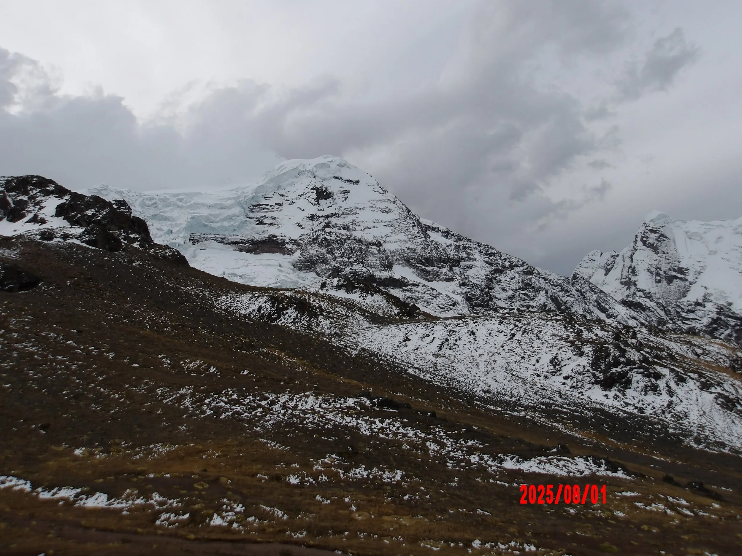 Montaña con glaciar en el trek de Ausangate