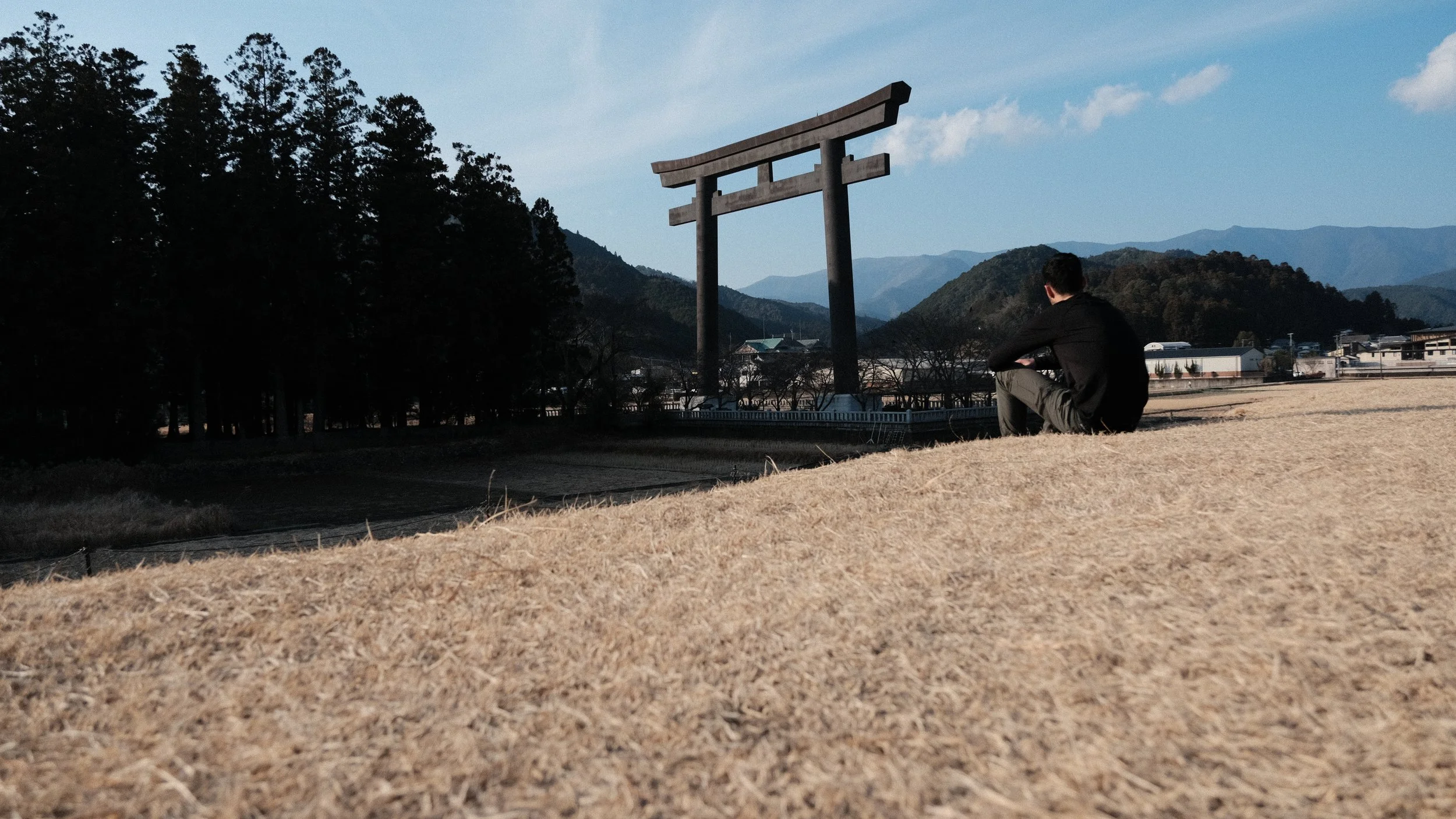 Persona admirando una puerta toril en el Kumano Kodo.