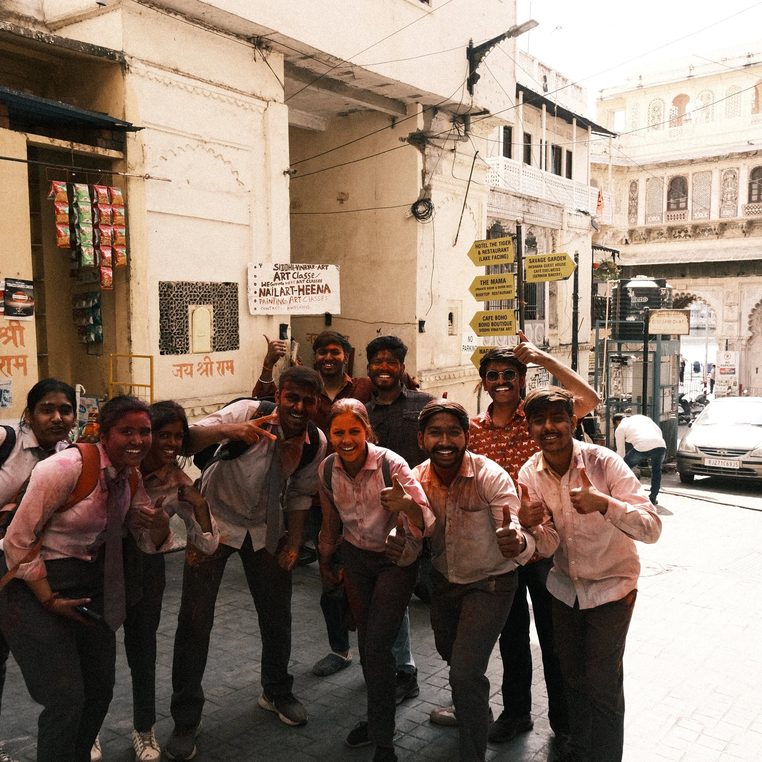 Amigos posando llenos de pintura durante el festival Holi en India.