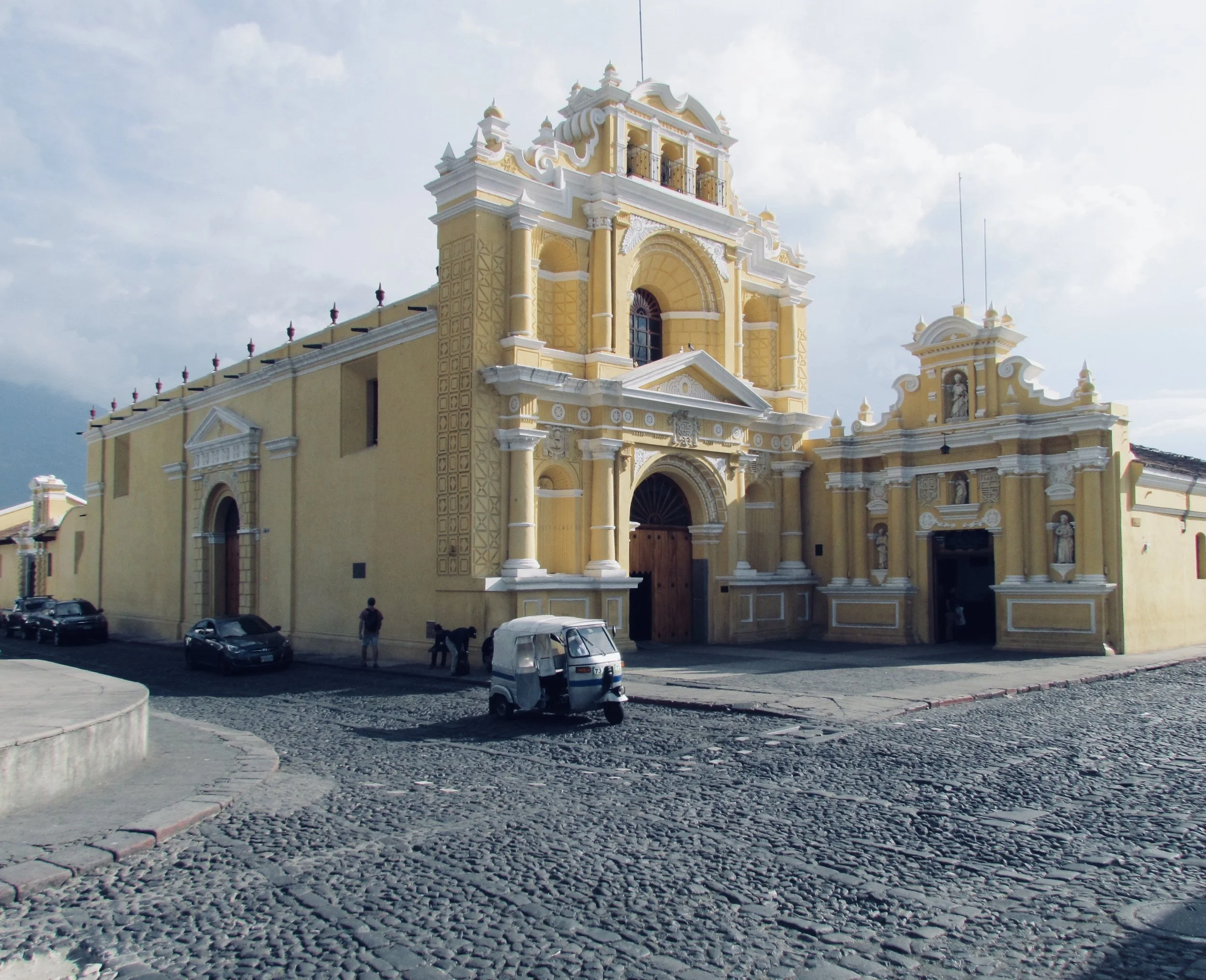 Iglesia amarilla en Antigua, Guatemala.