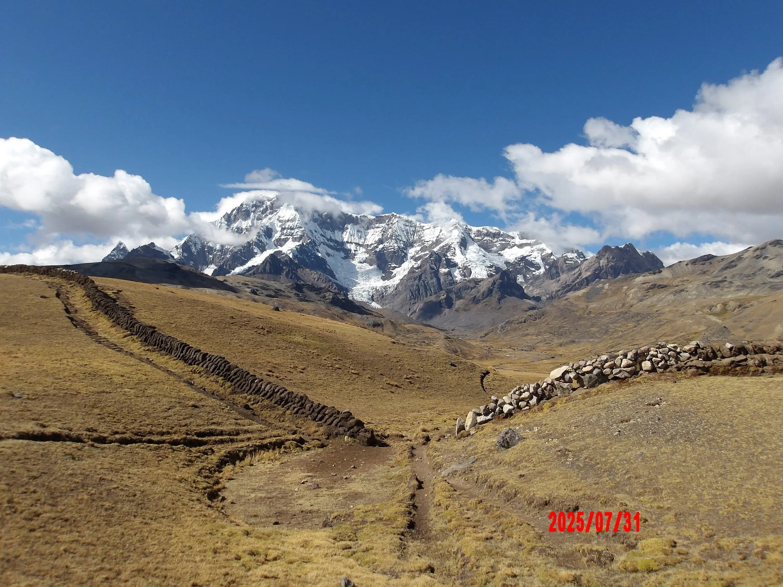 Sendero con el nevado Ausangate al fondo.