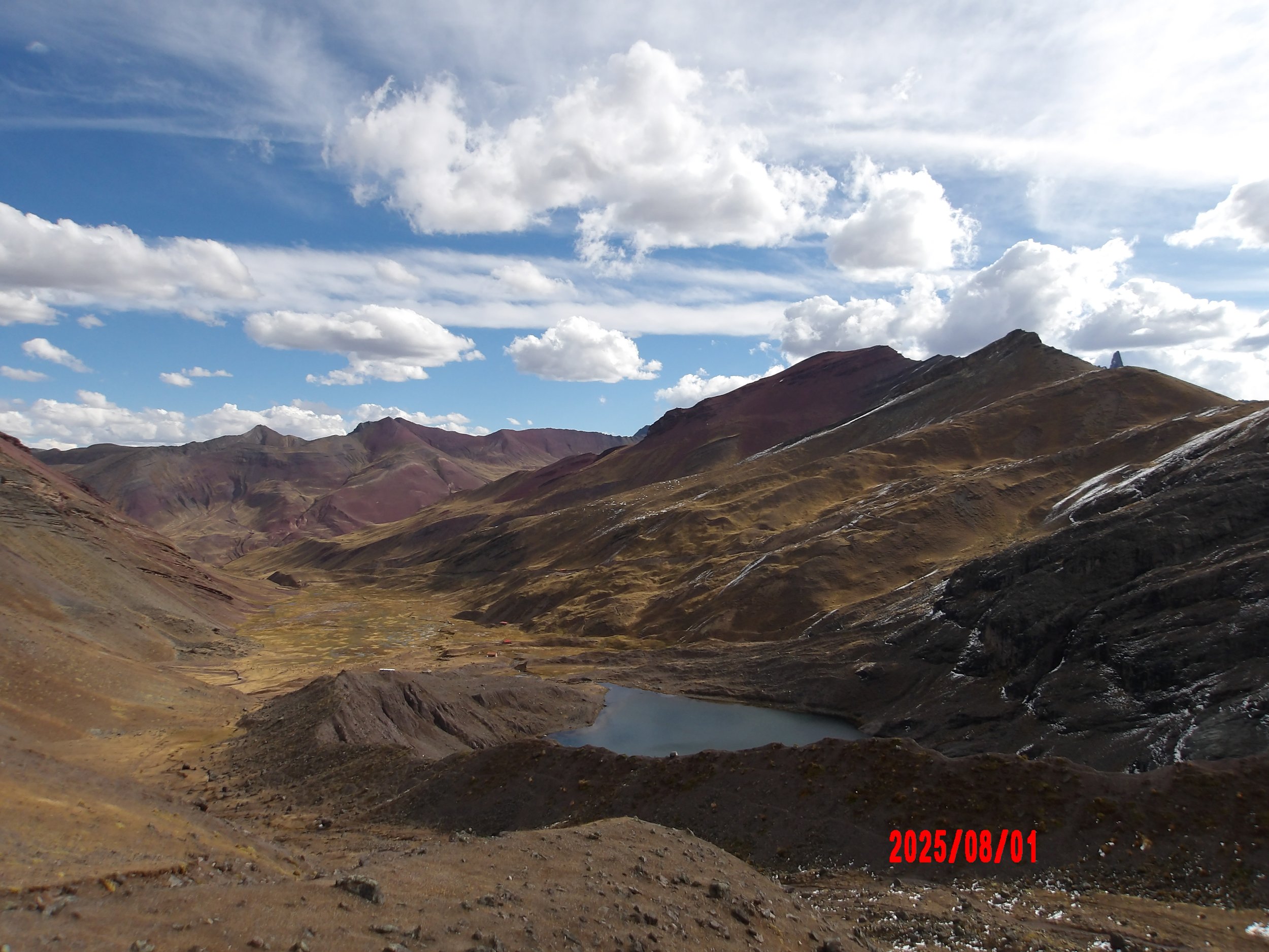 Paisaje en el trek de Ausangate con montañas de colores rojos