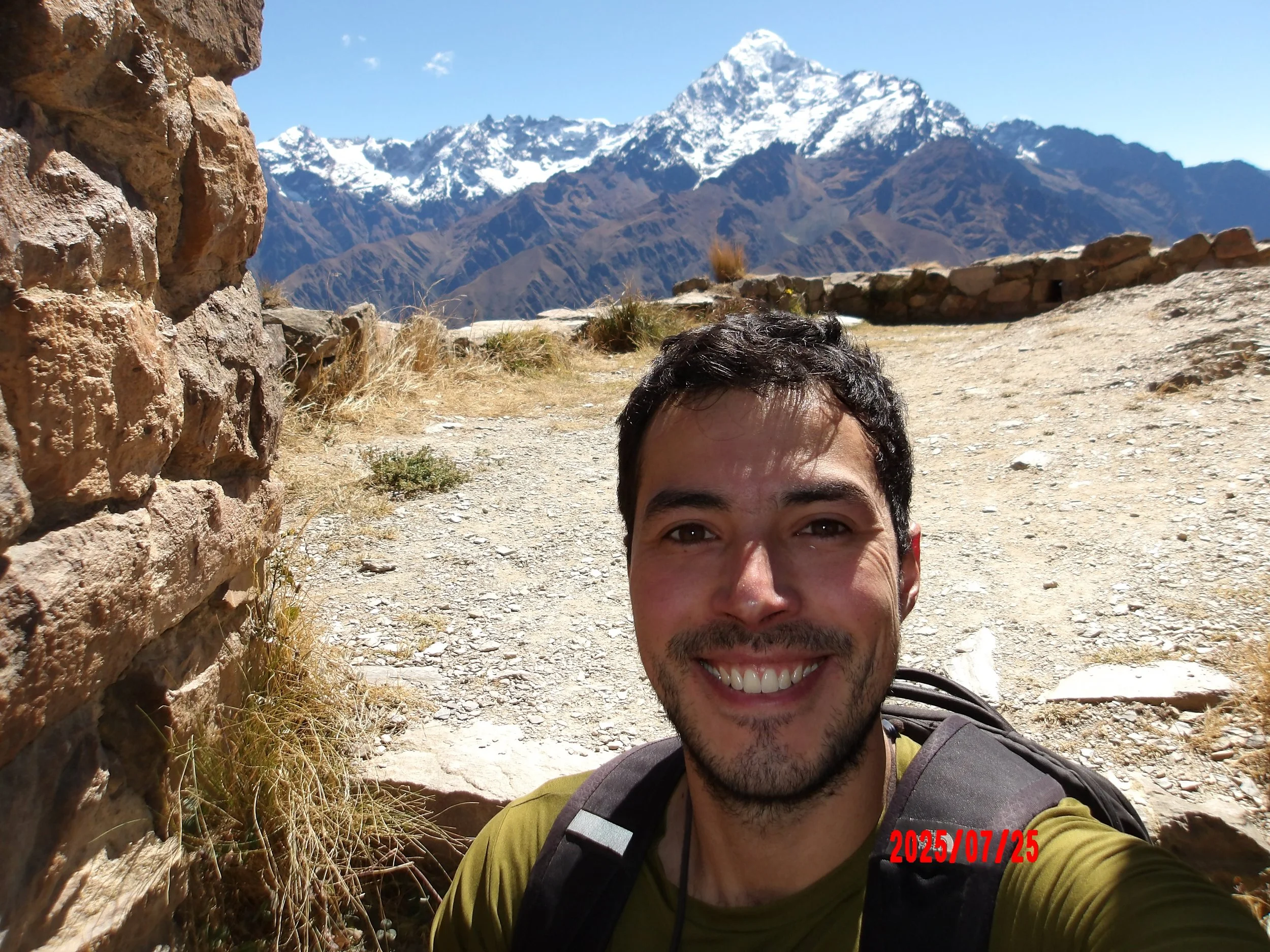 Selfie con montaña nevada al fondo en las ruinas de Inti Punku