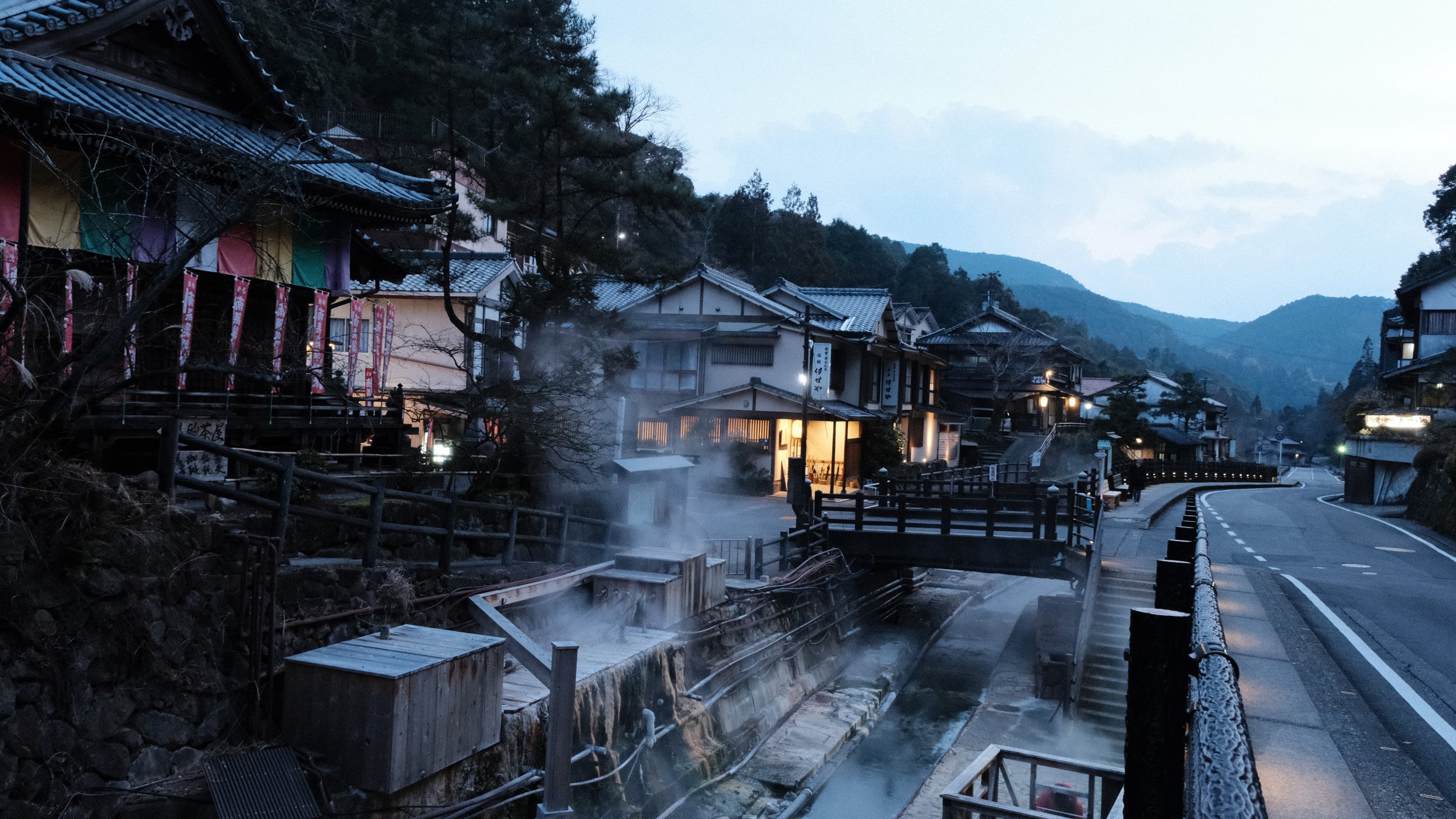 Foto del Onsen Yunomine al anochecer.