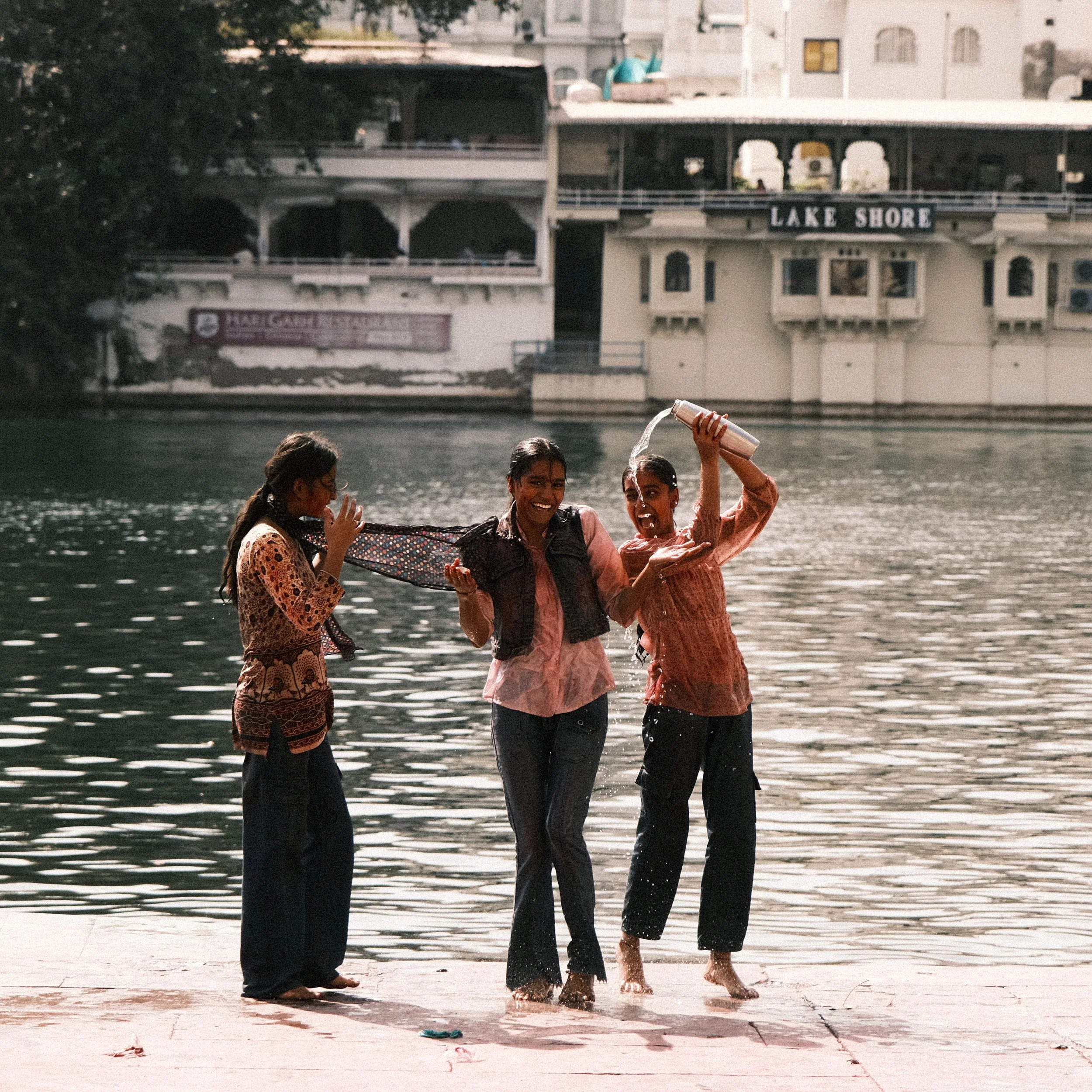 Jóvenes sonriendo durante el festival de los colores en India