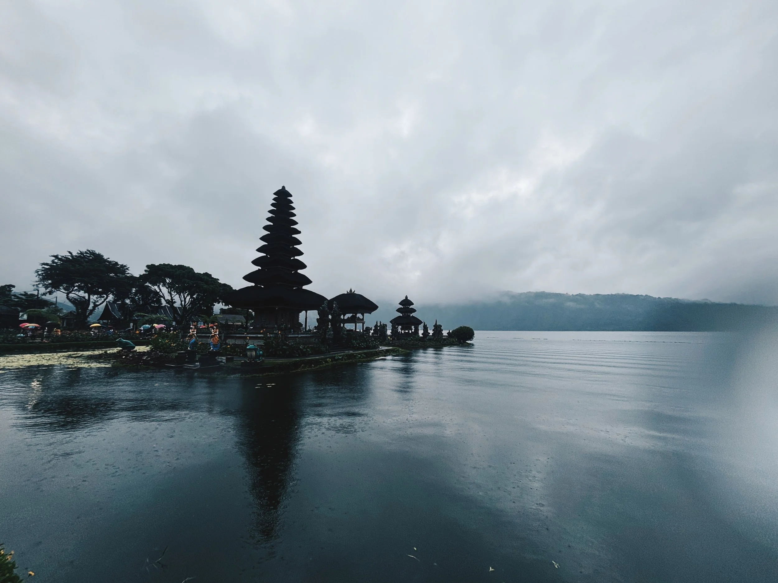 Templo en Bali junto a lago.
