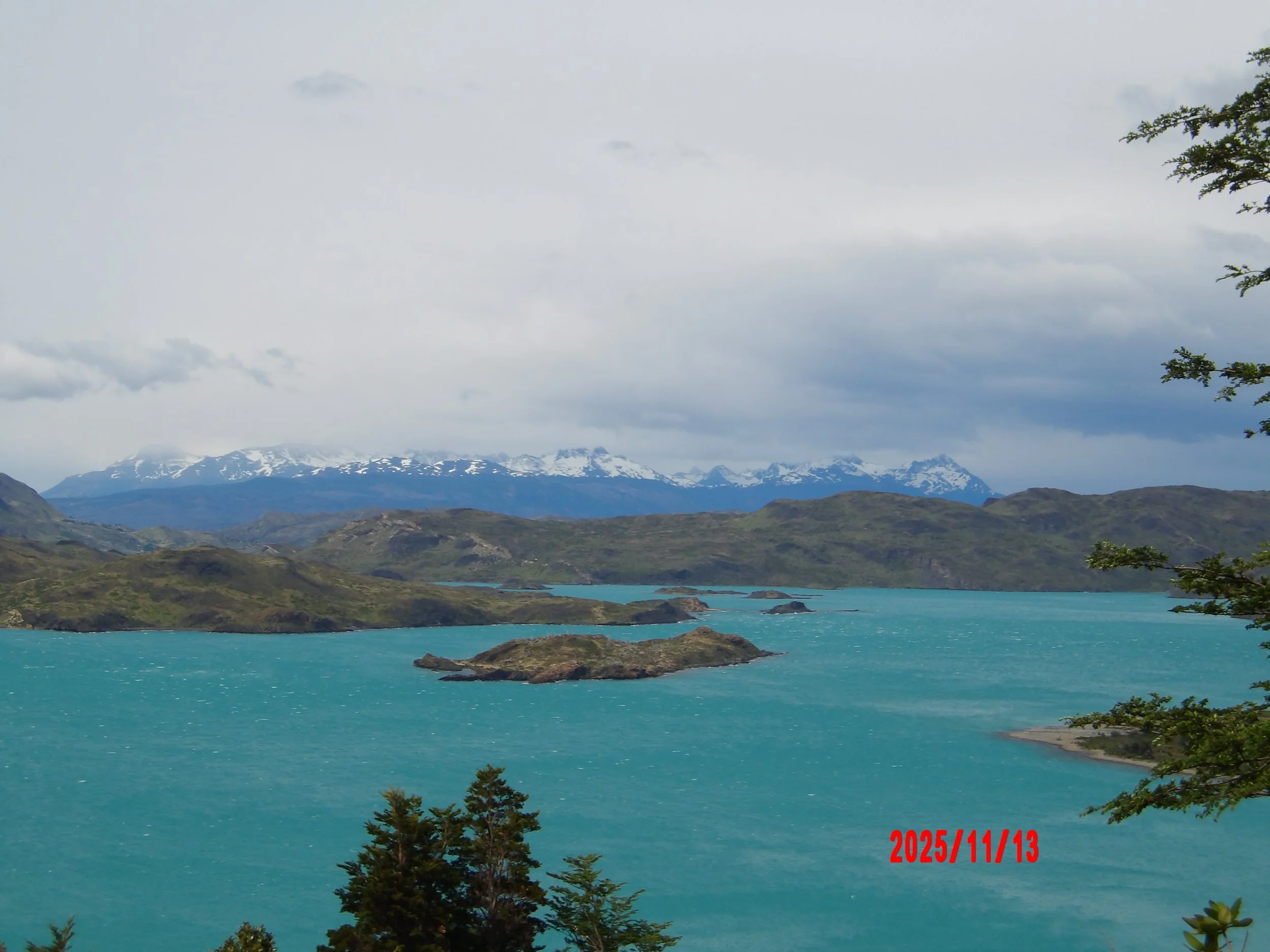 Lago con montañas nevadas al fondo en el W Trek