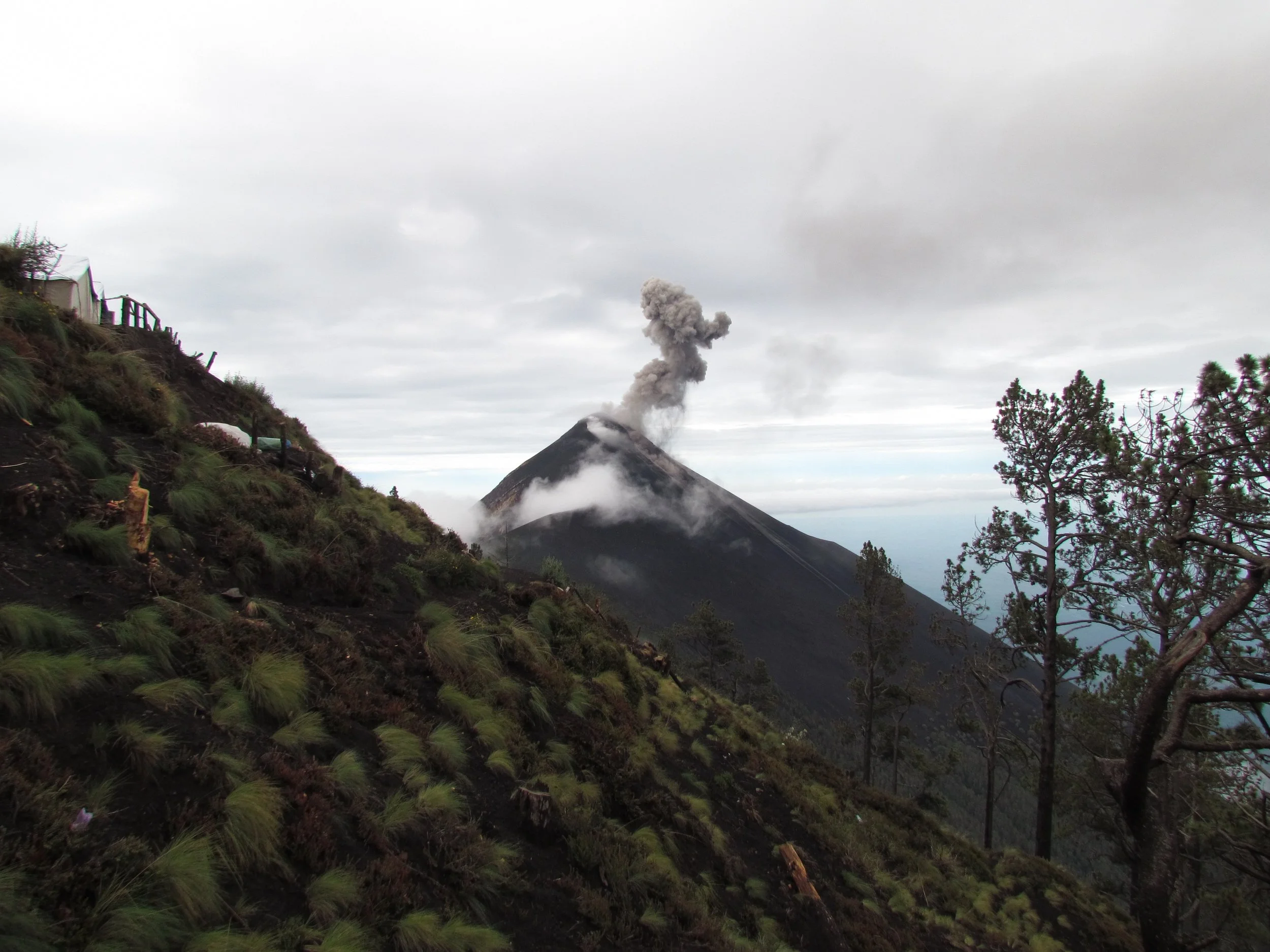 Volcán Fuego con humo en Guatemala.
