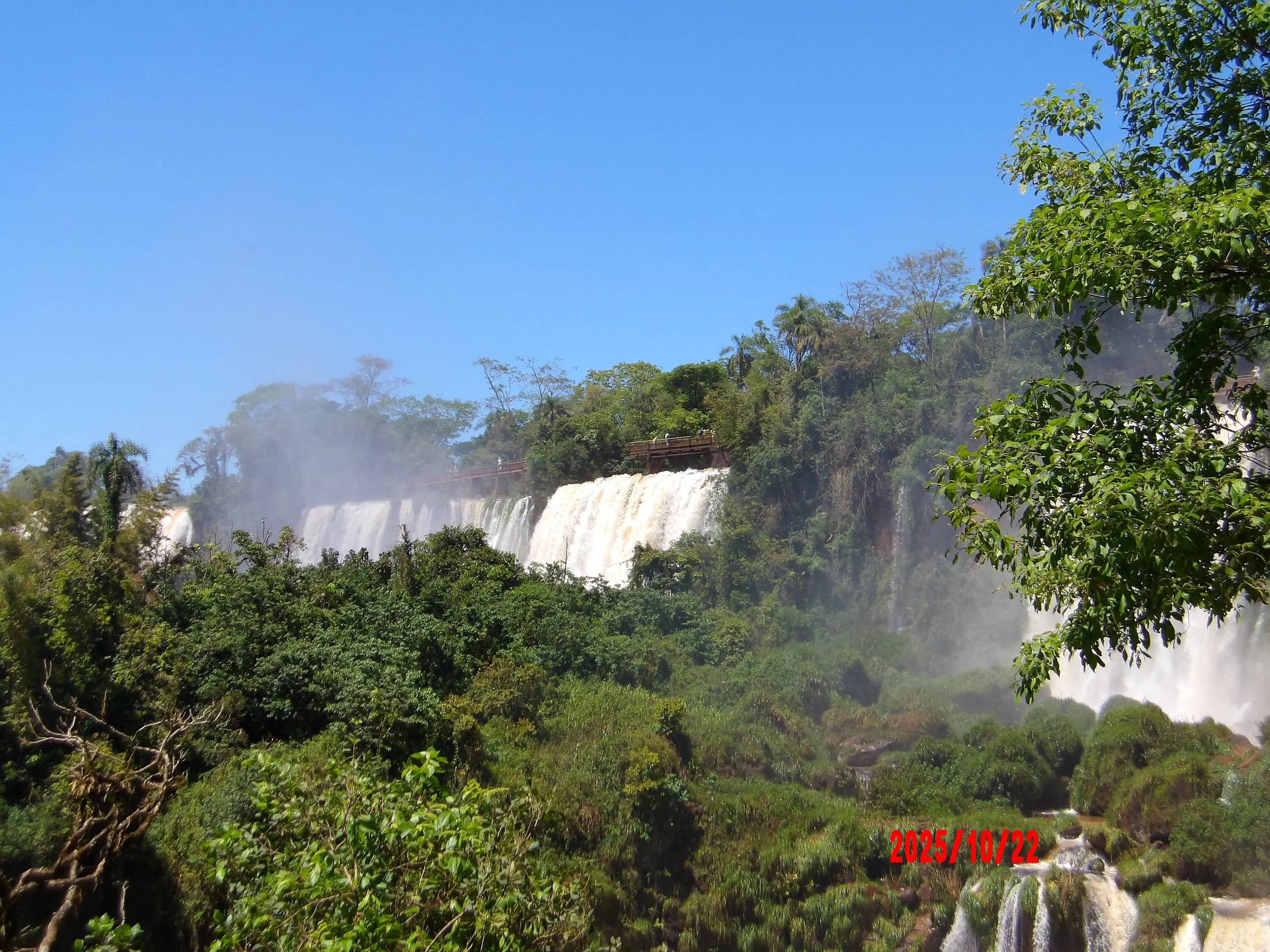 Cataratas del Iguazú con una pasarela