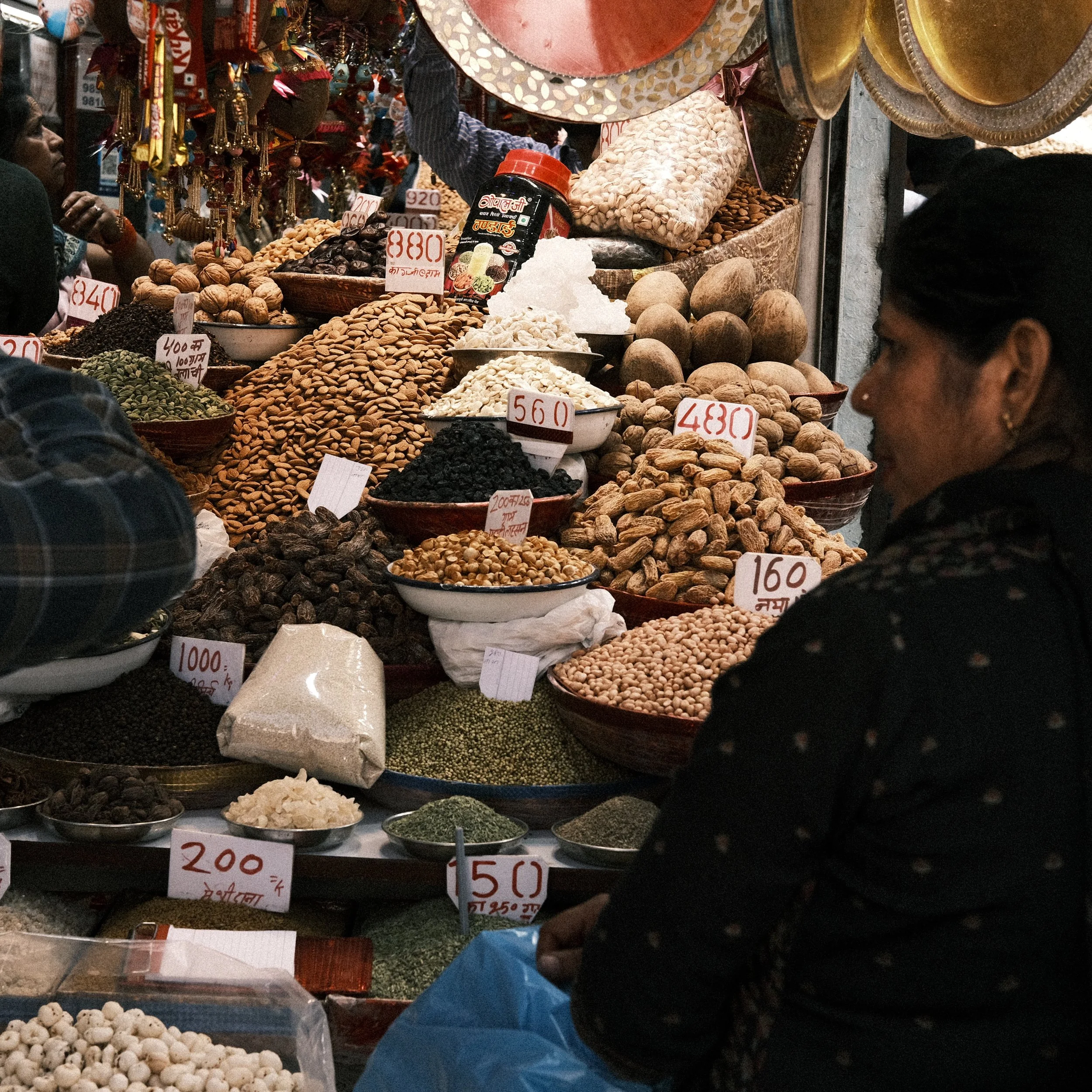 Platos llenos de especias y nueces en Delhi