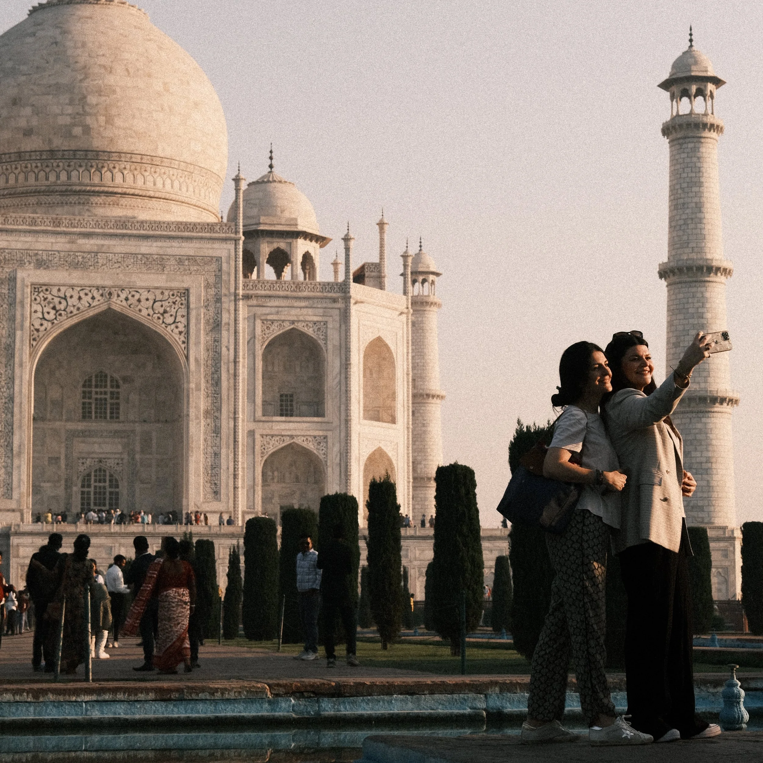 Mujeres tomándose una foto frente al Taj Mahal