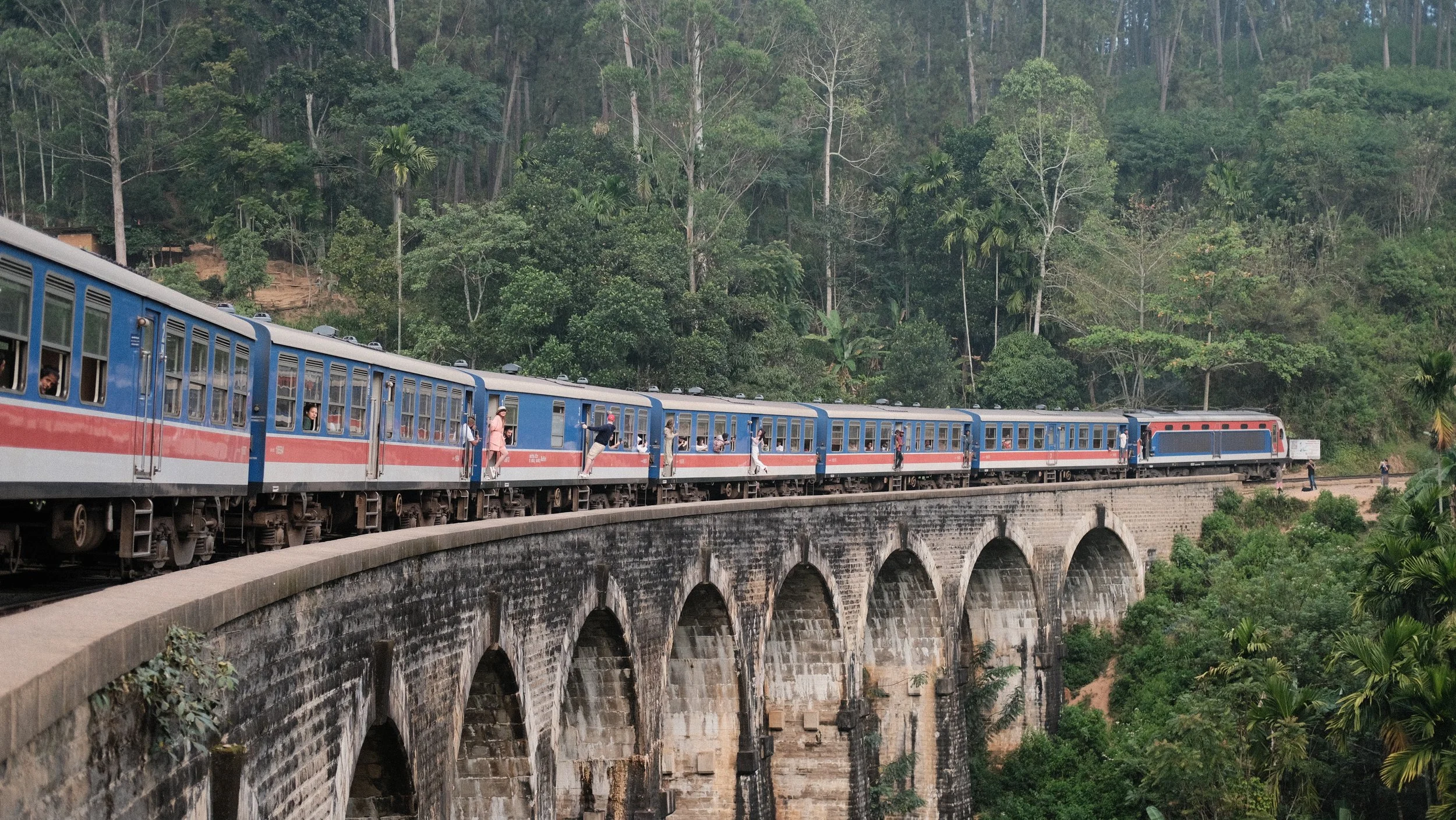 Tren pasando por el puente de los 9 arcos en Sri Lanka