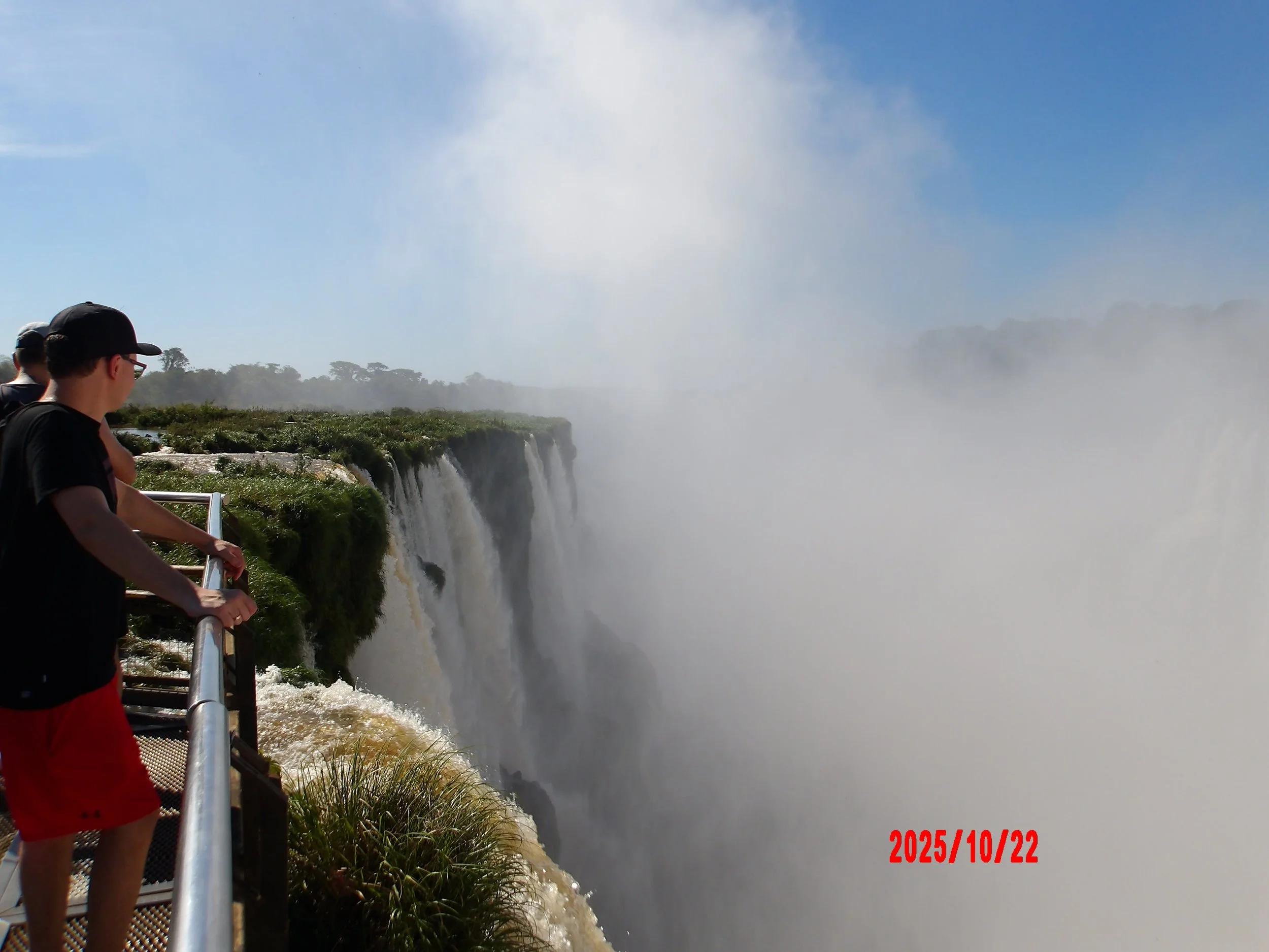 Personas viendo las cataratas del Iguazú en la garganta del diablo