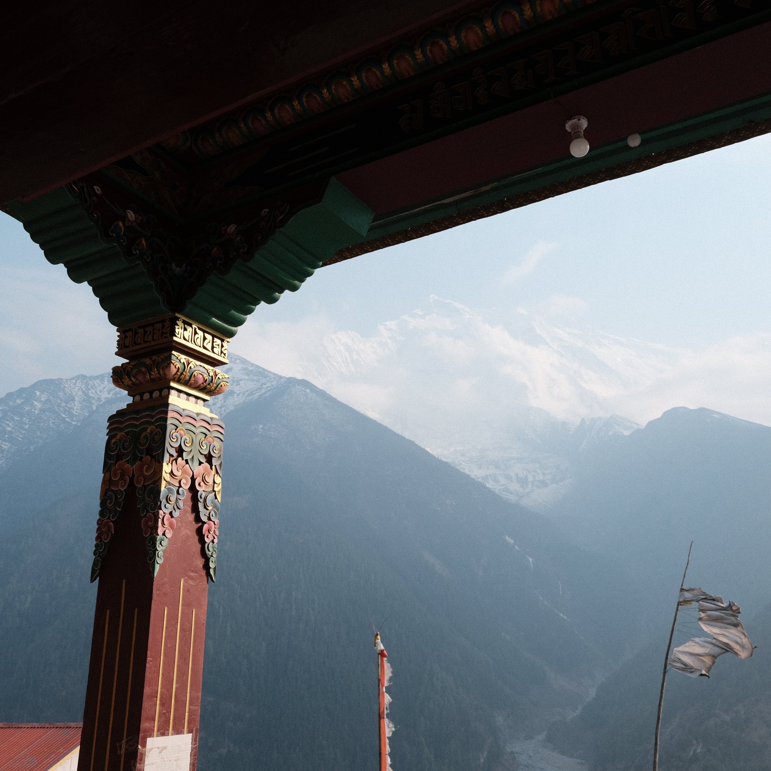 Templo budista y montañas en Nepal.