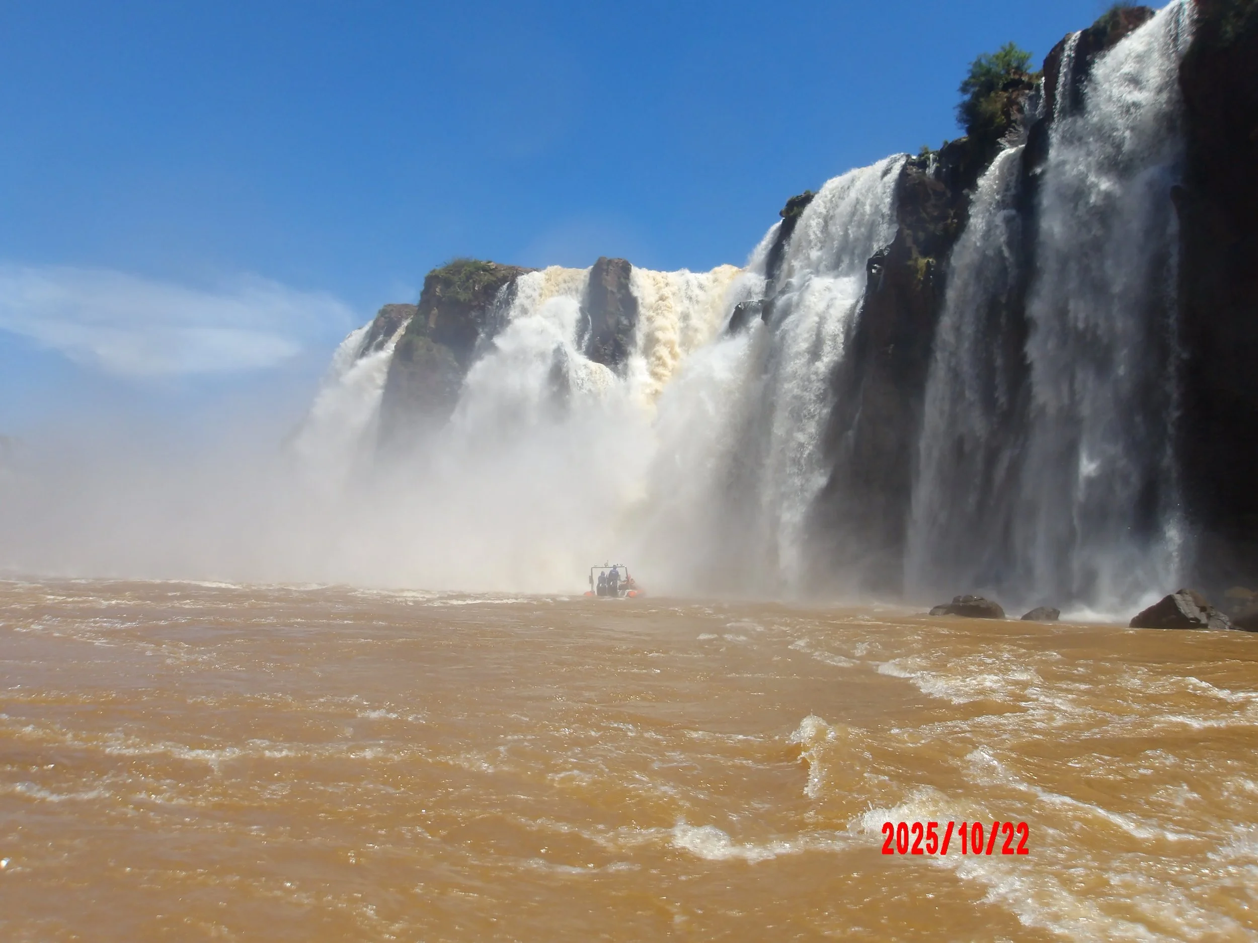 Foto de las Cataratas de Iguazú en Argentina, desde el agua.