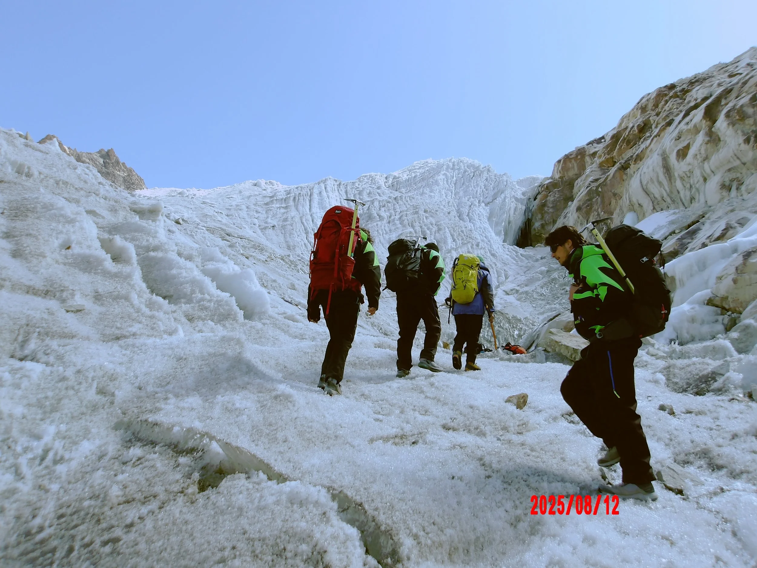 Personas caminando sobre un glaciar en Huayna Potosí.