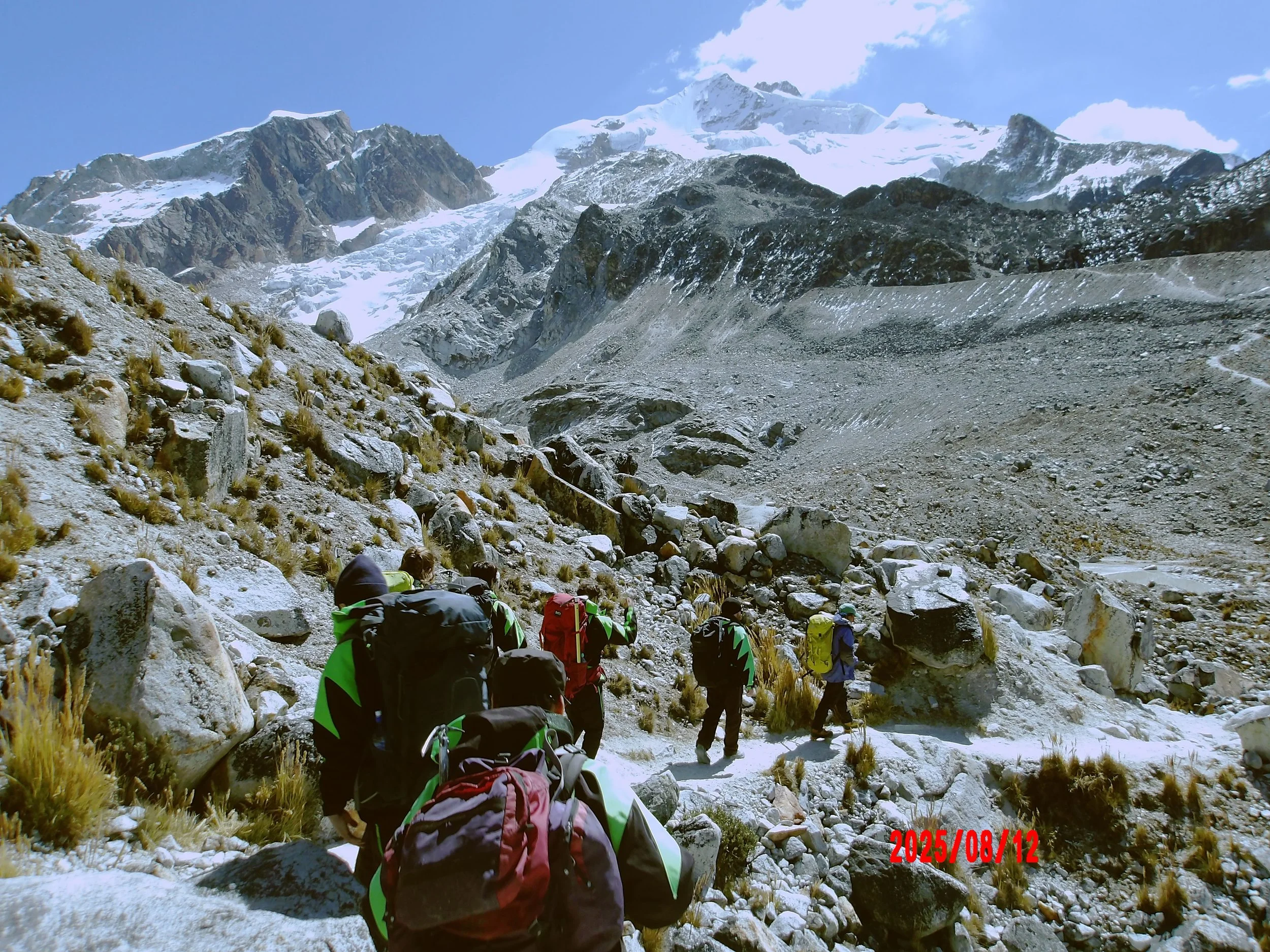 Personas caminando en el sendero al Huayna Potosí