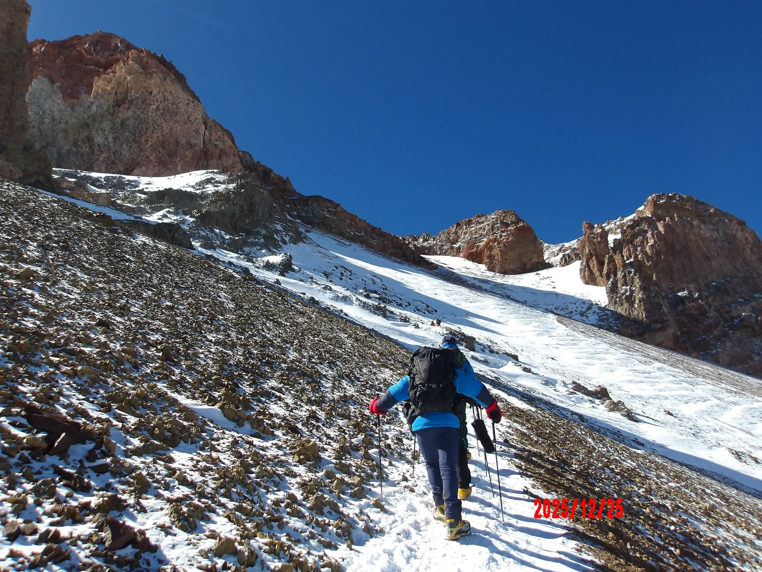 Personas caminando rumbo a la cumbre del Aconcagua.