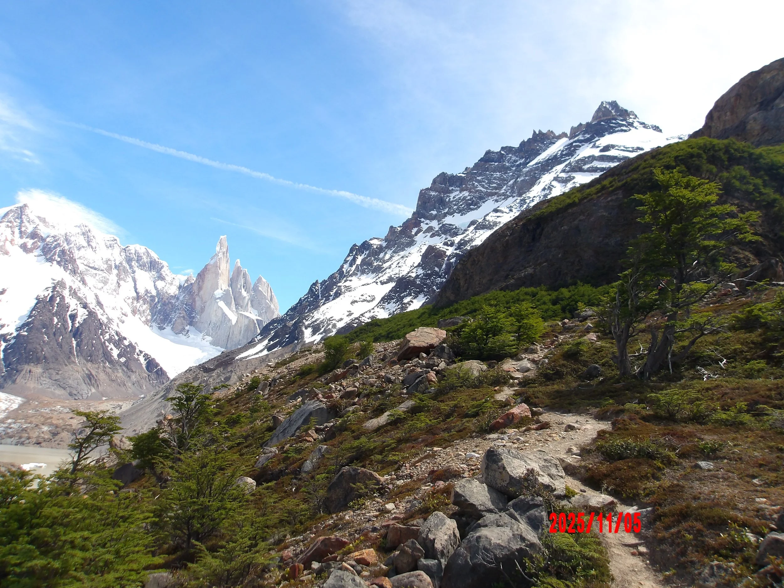 Sendero en la montaña con el cerro Torre al fondo