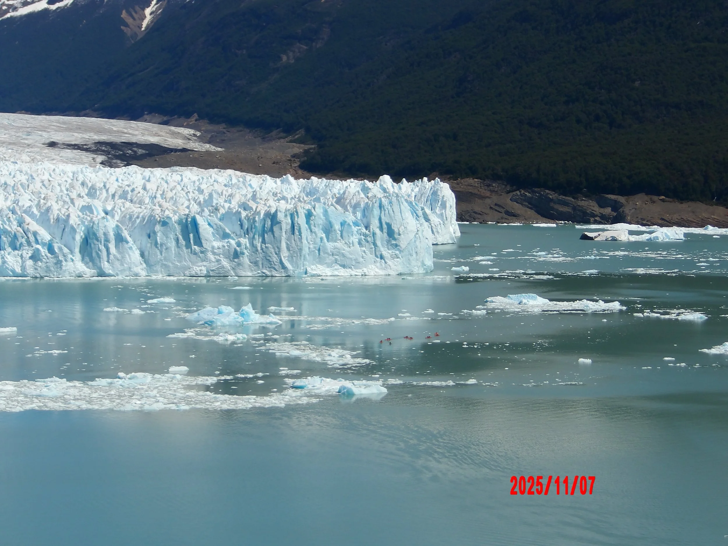 Glaciar Perito Moreno con personas haciendo kayak al frente