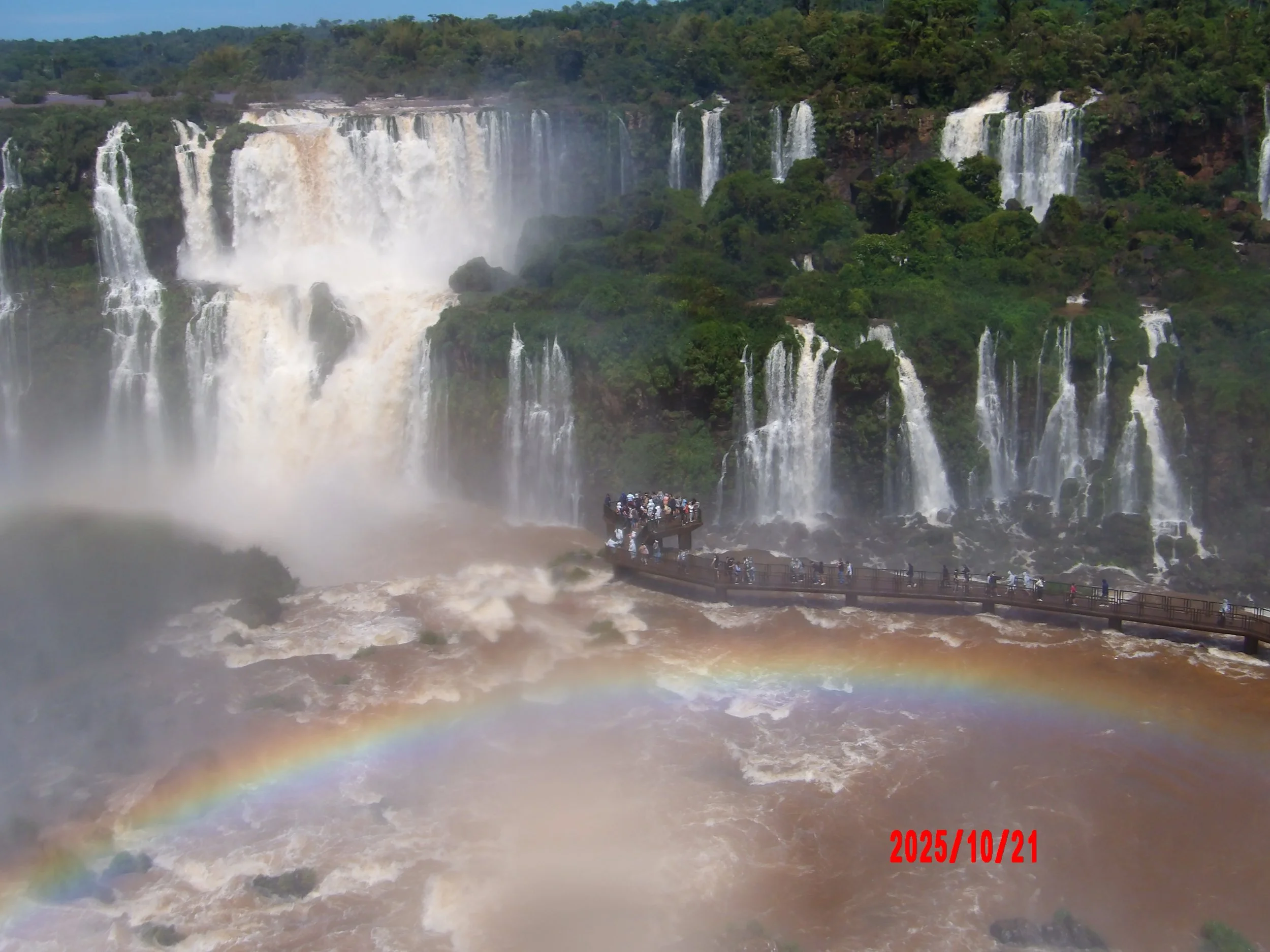 Cataratas del Iguazú, pasarela con personas en el lado de Brasil