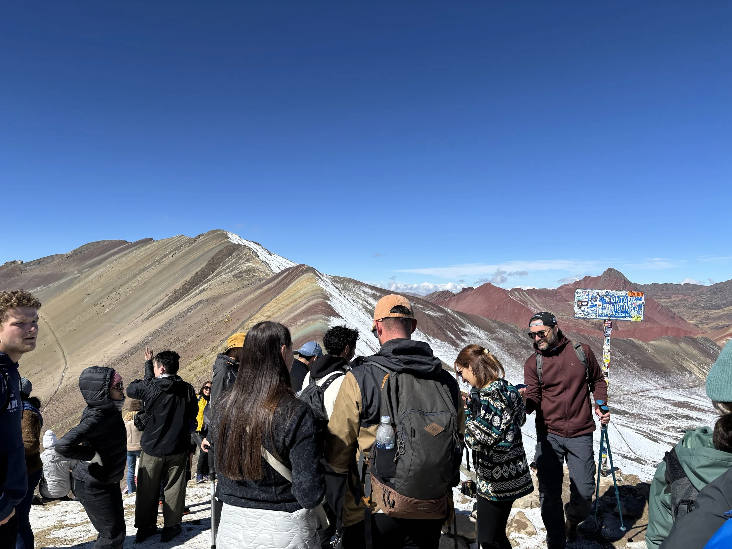 Personas en la montaña de 7 colores. Vinicunca.
