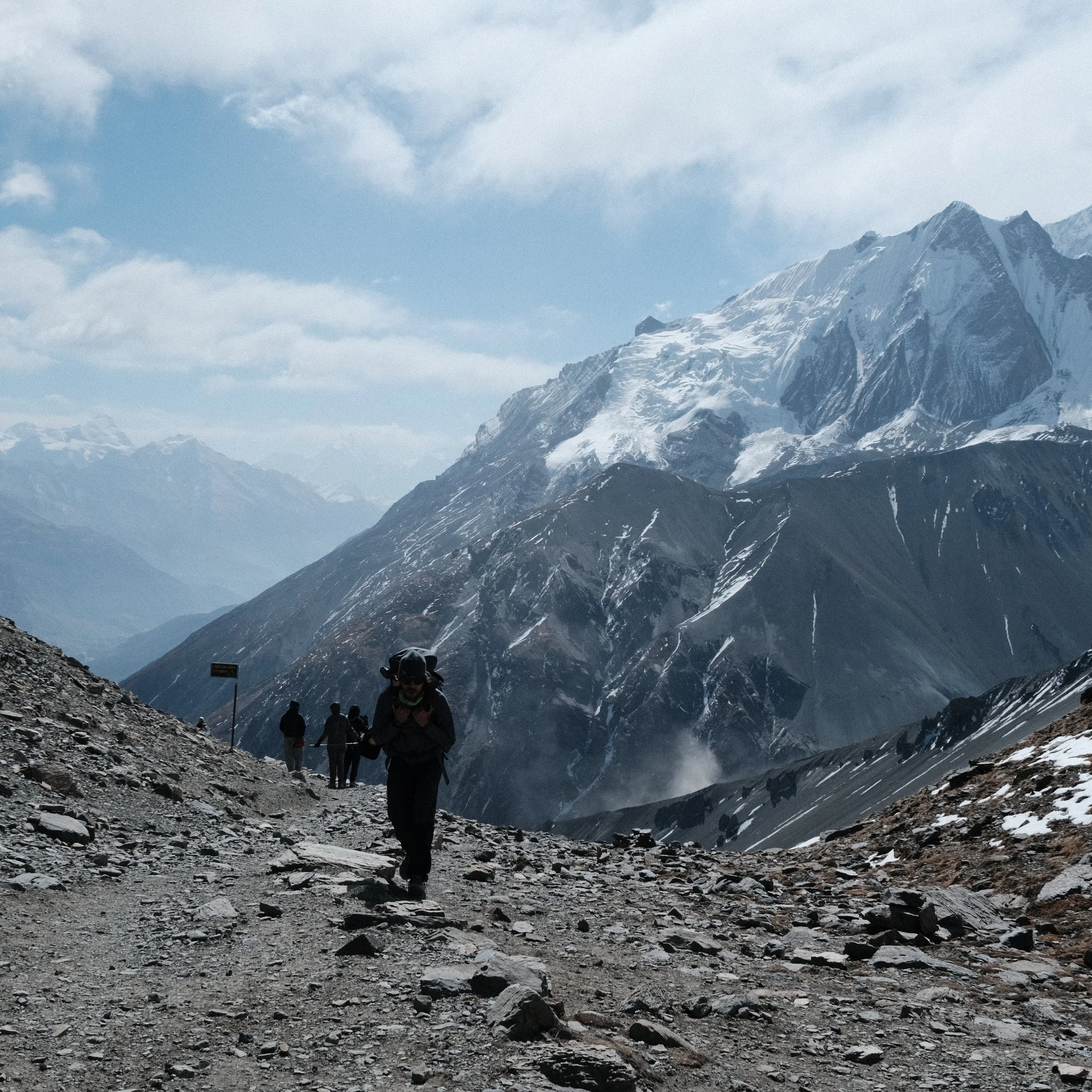 Personas llegando al lago Tilicho en el circuito de Annapurna