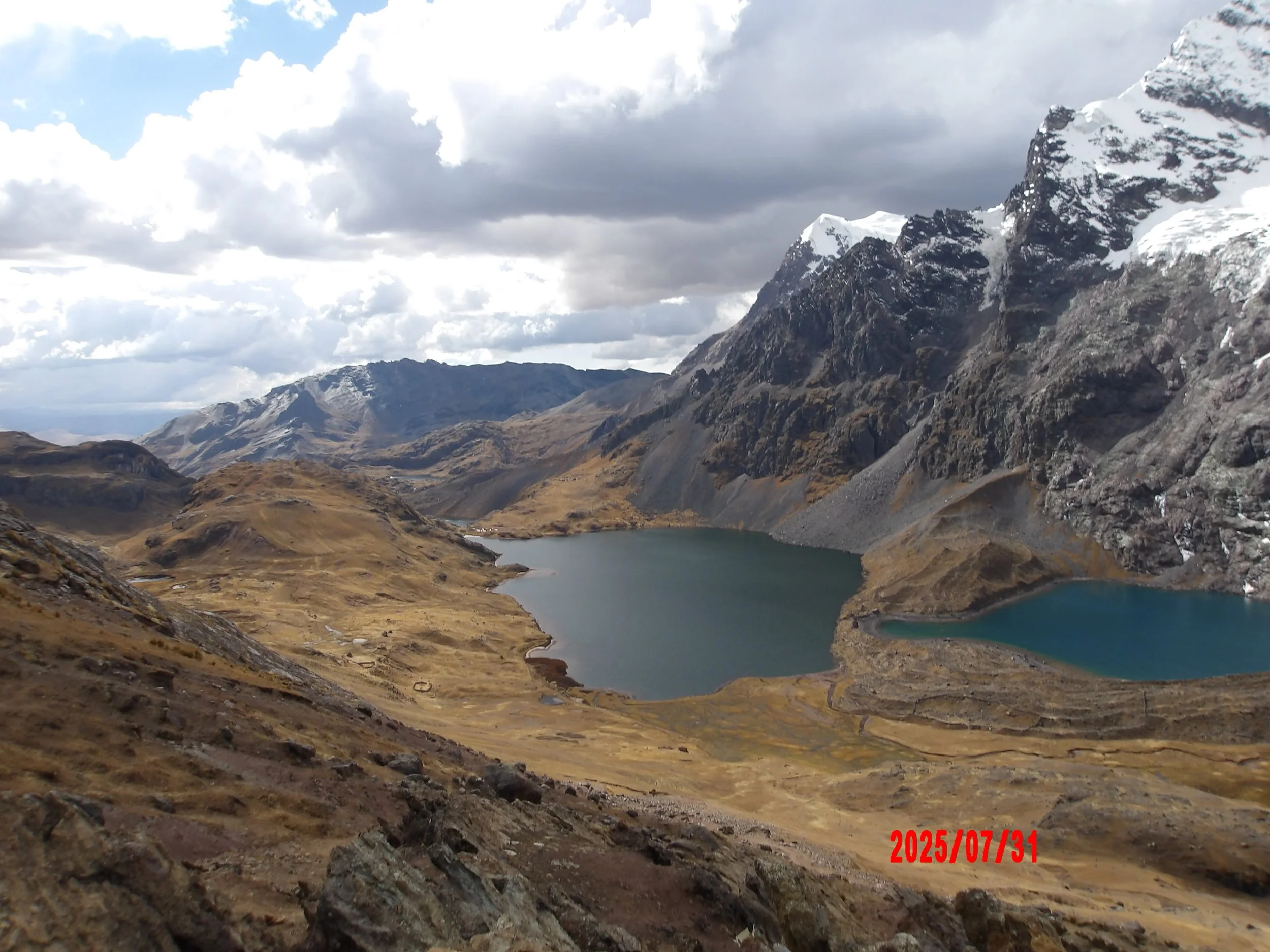 Dos lagunas y el Ausangate a un lado