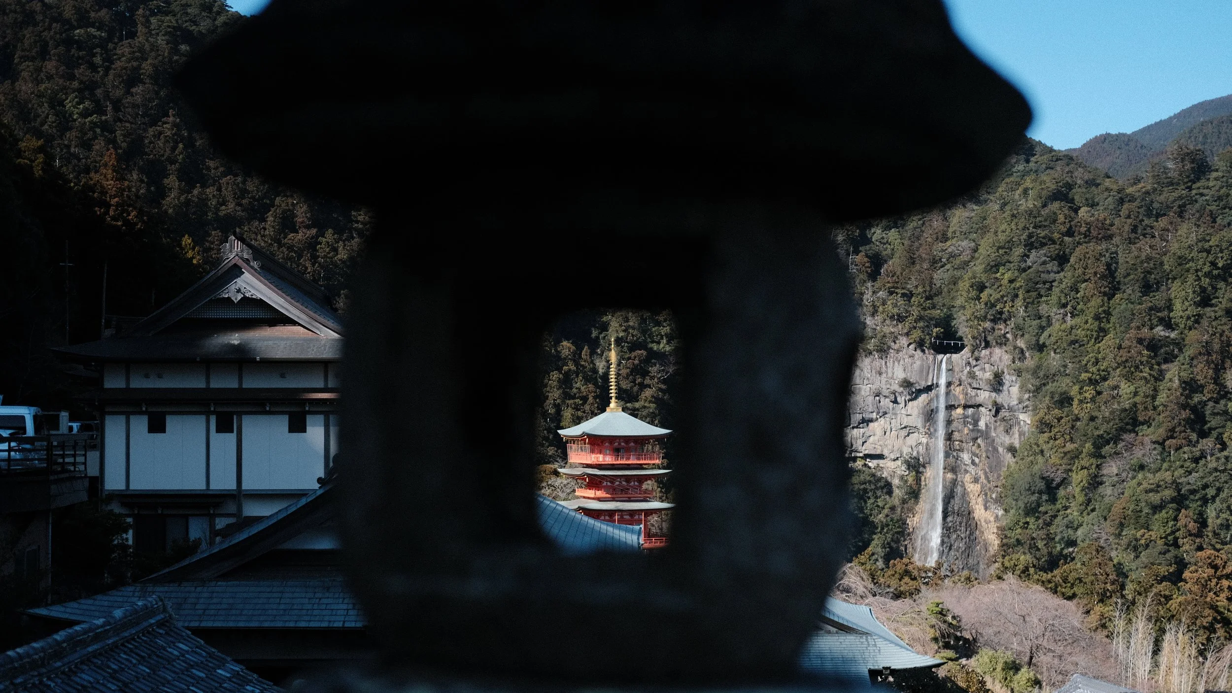 Pagoda roja y cascada en Kumano Nachi.