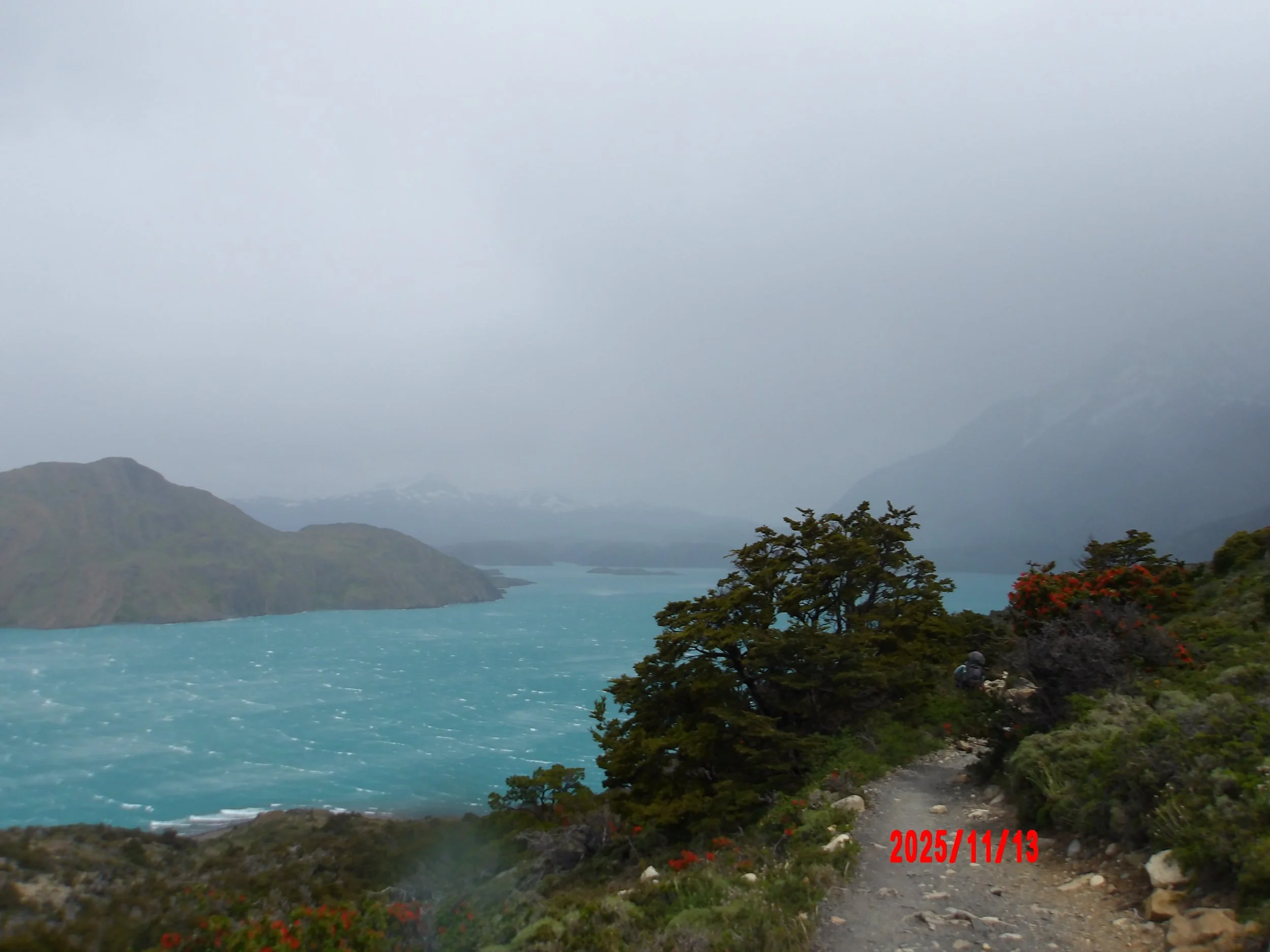 Sendero en W trek con lago en Torres del Paine, Patagonia, Chile.