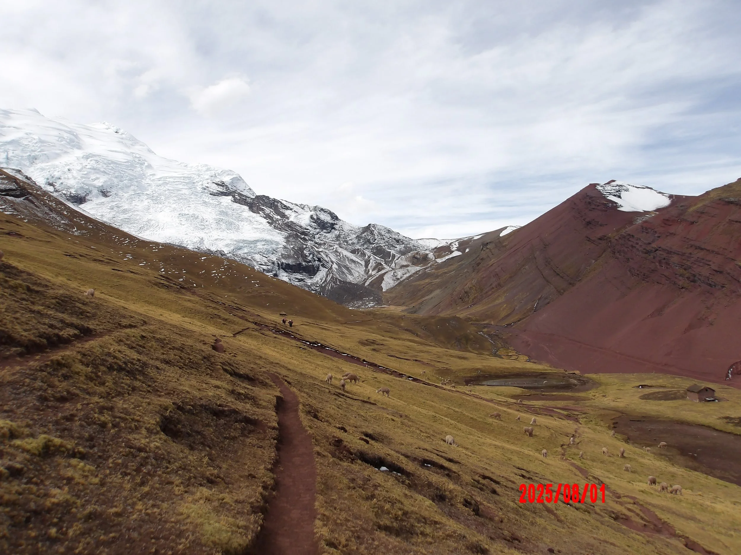Paisaje andino con glaciar al fondo en el trek de ausangate