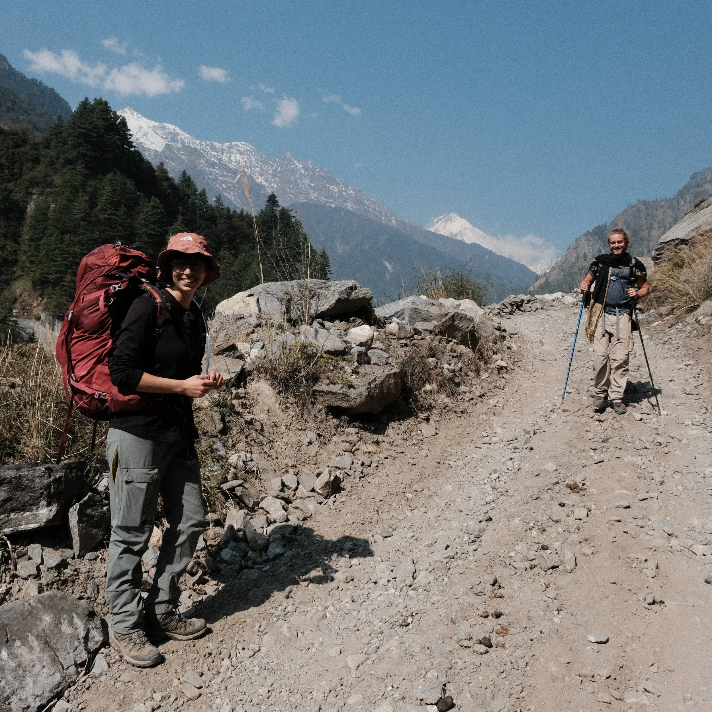 Personas caminando en Nepal.