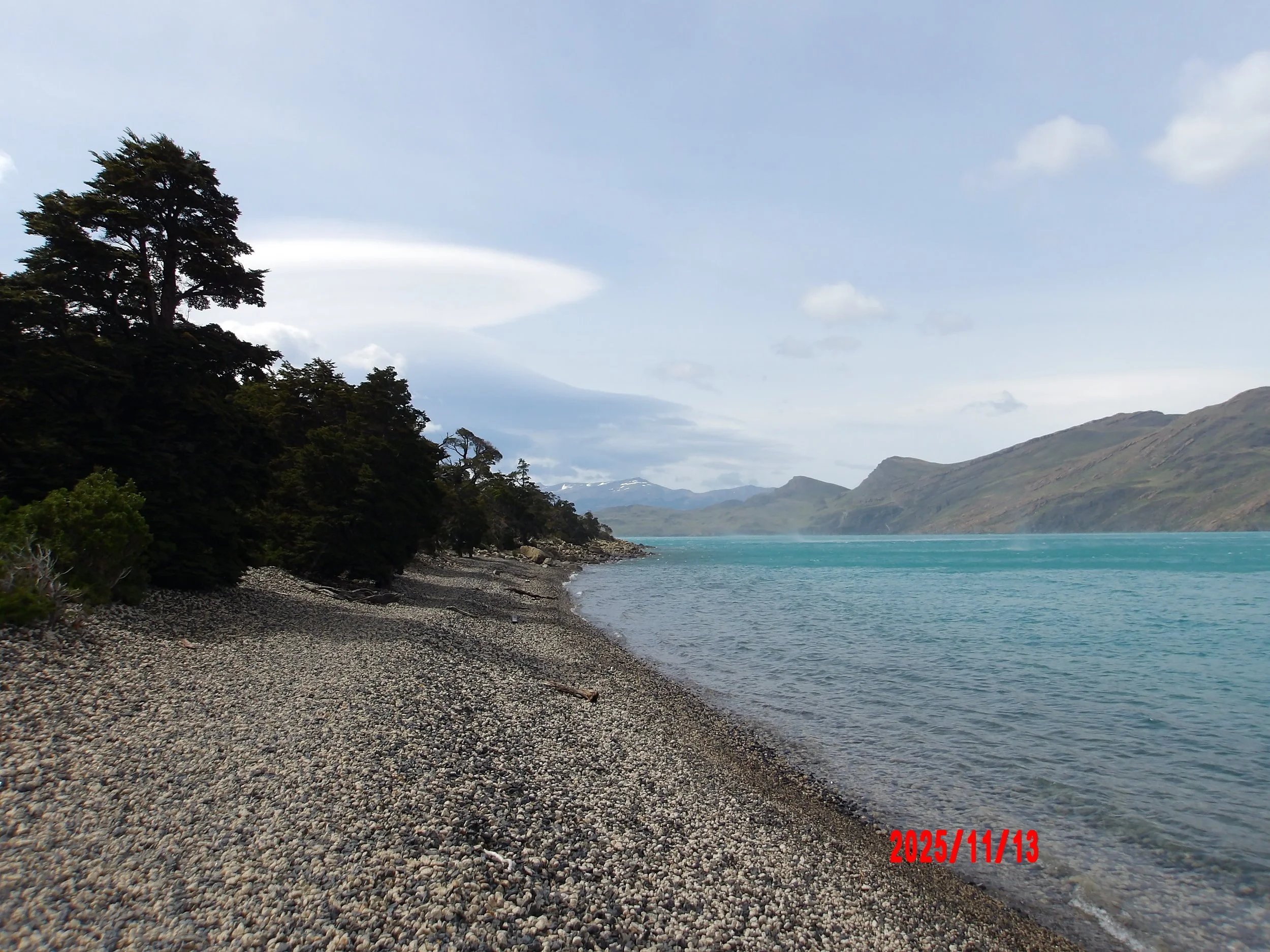 Orilla de un lago en el W trek