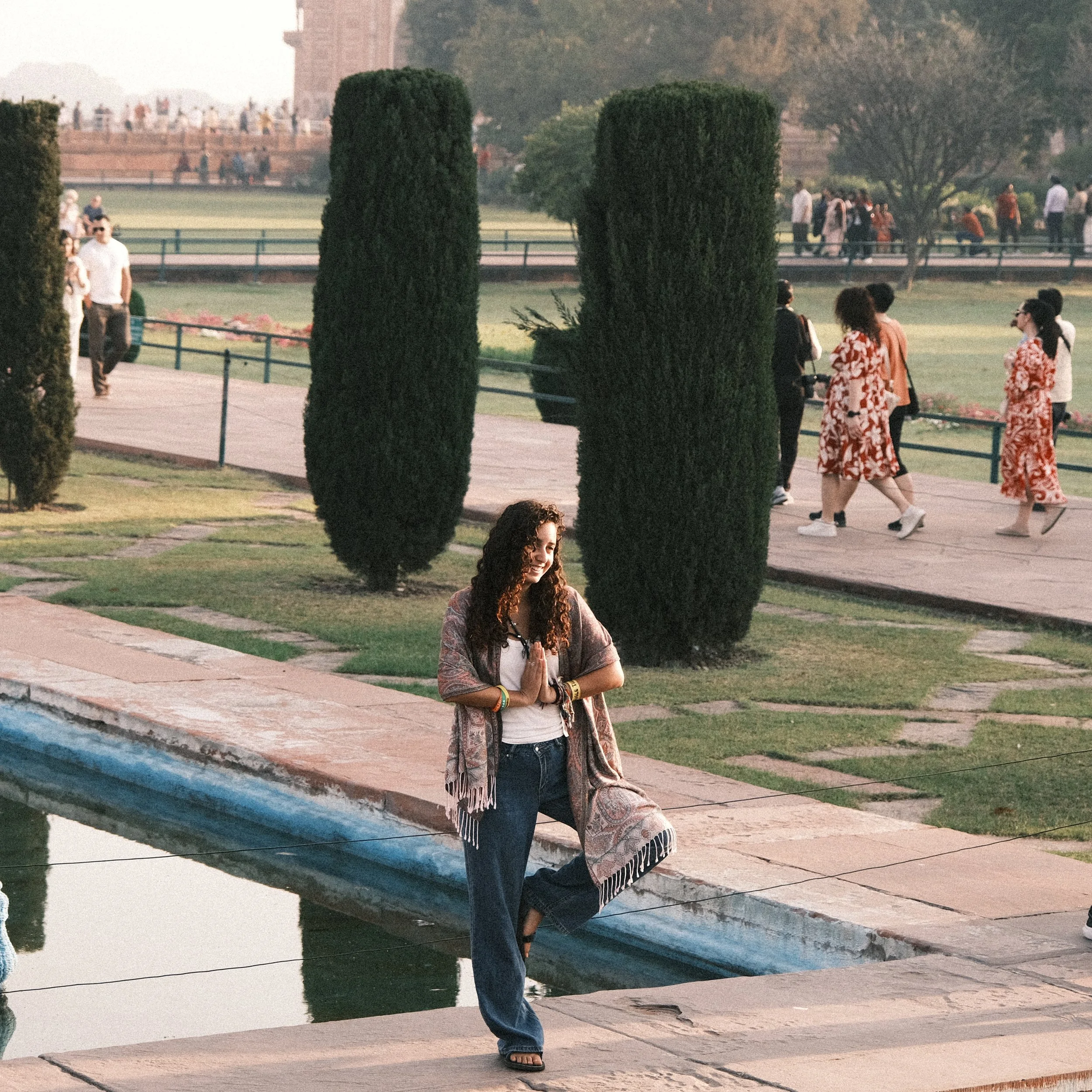 Mujer posando frente al Taj Mahal