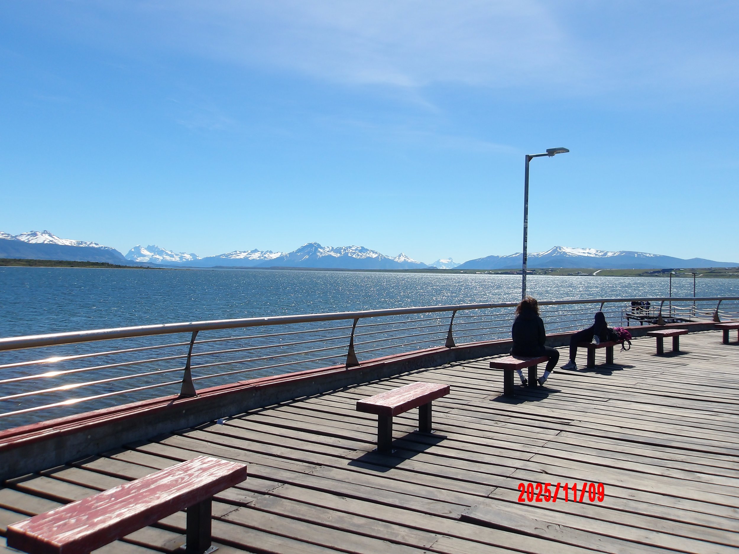 Sillas y glaciares al fondo en Puerto Natales.