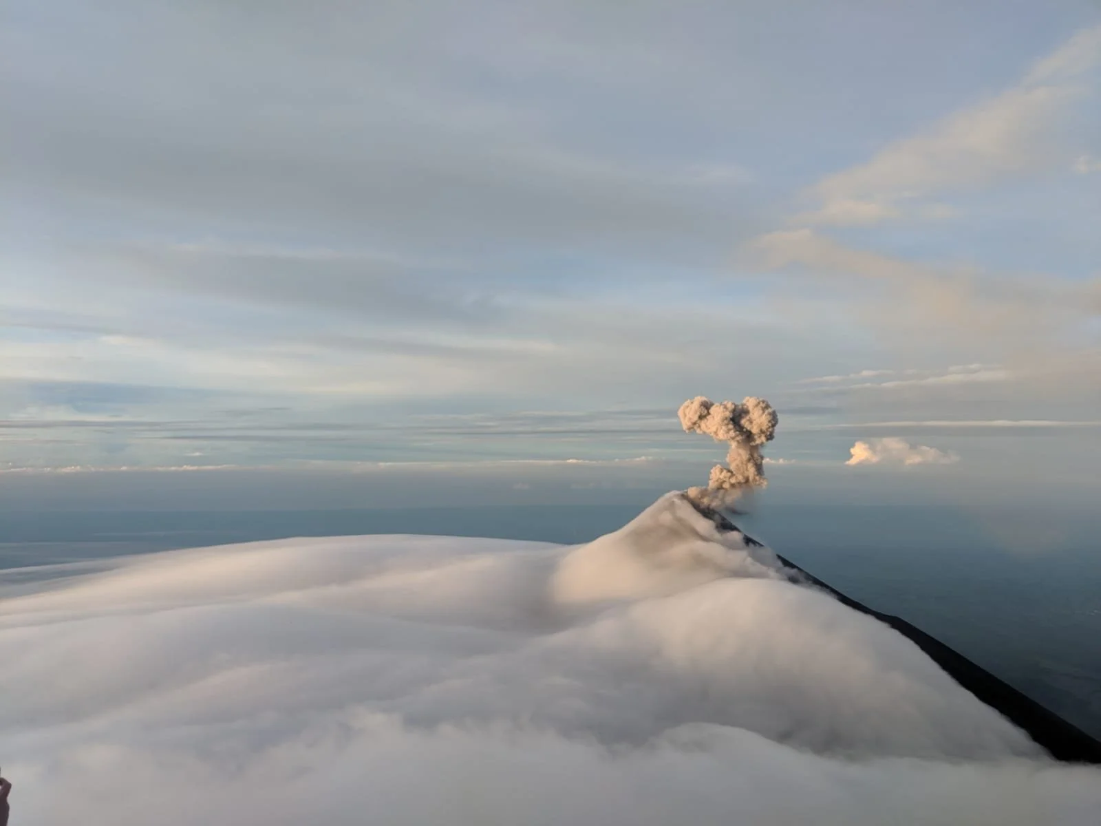 Volcán Fuego cubierto de neblina en erupción