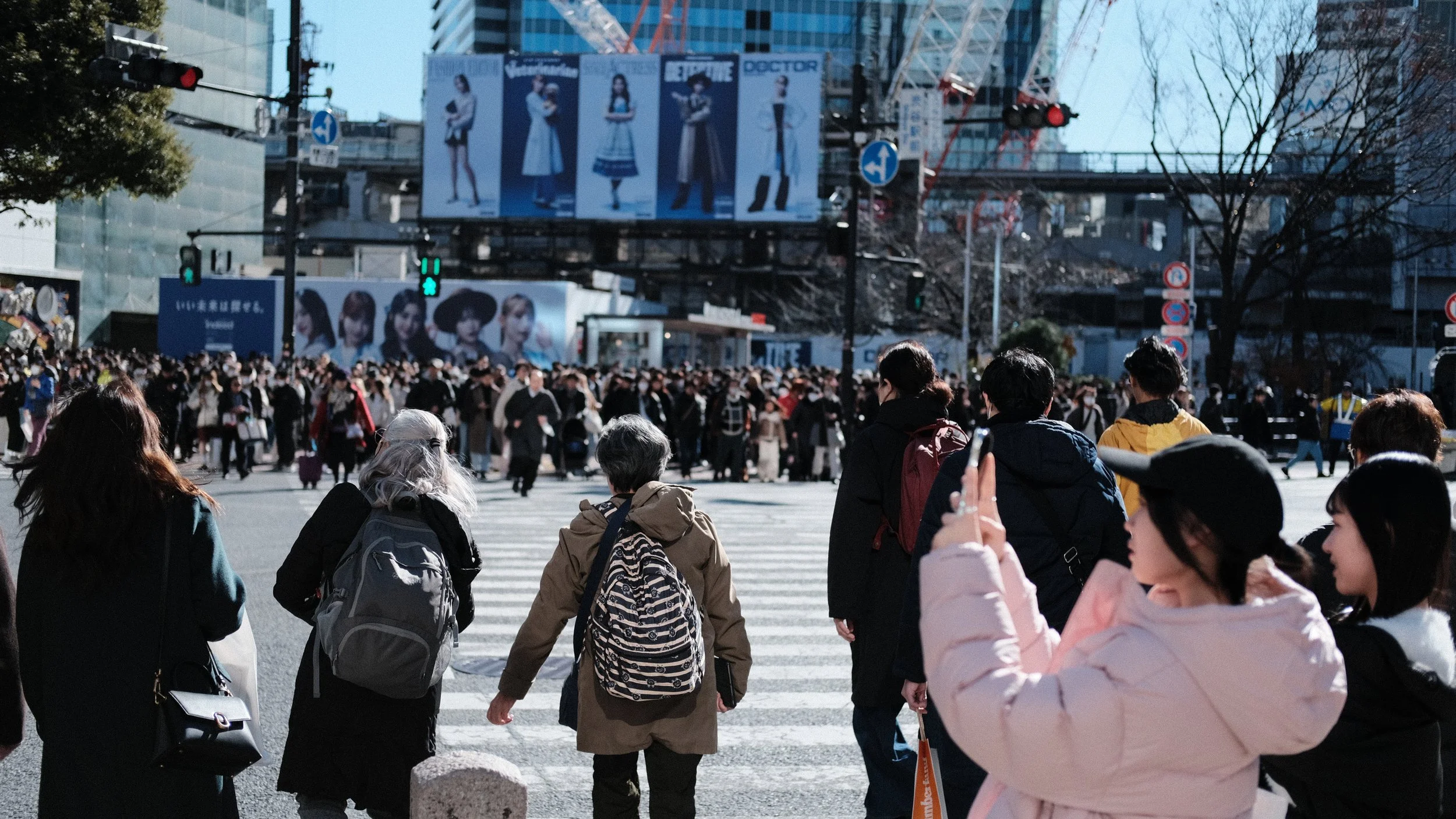Locales y turistas en el Cruce de Shibuya.