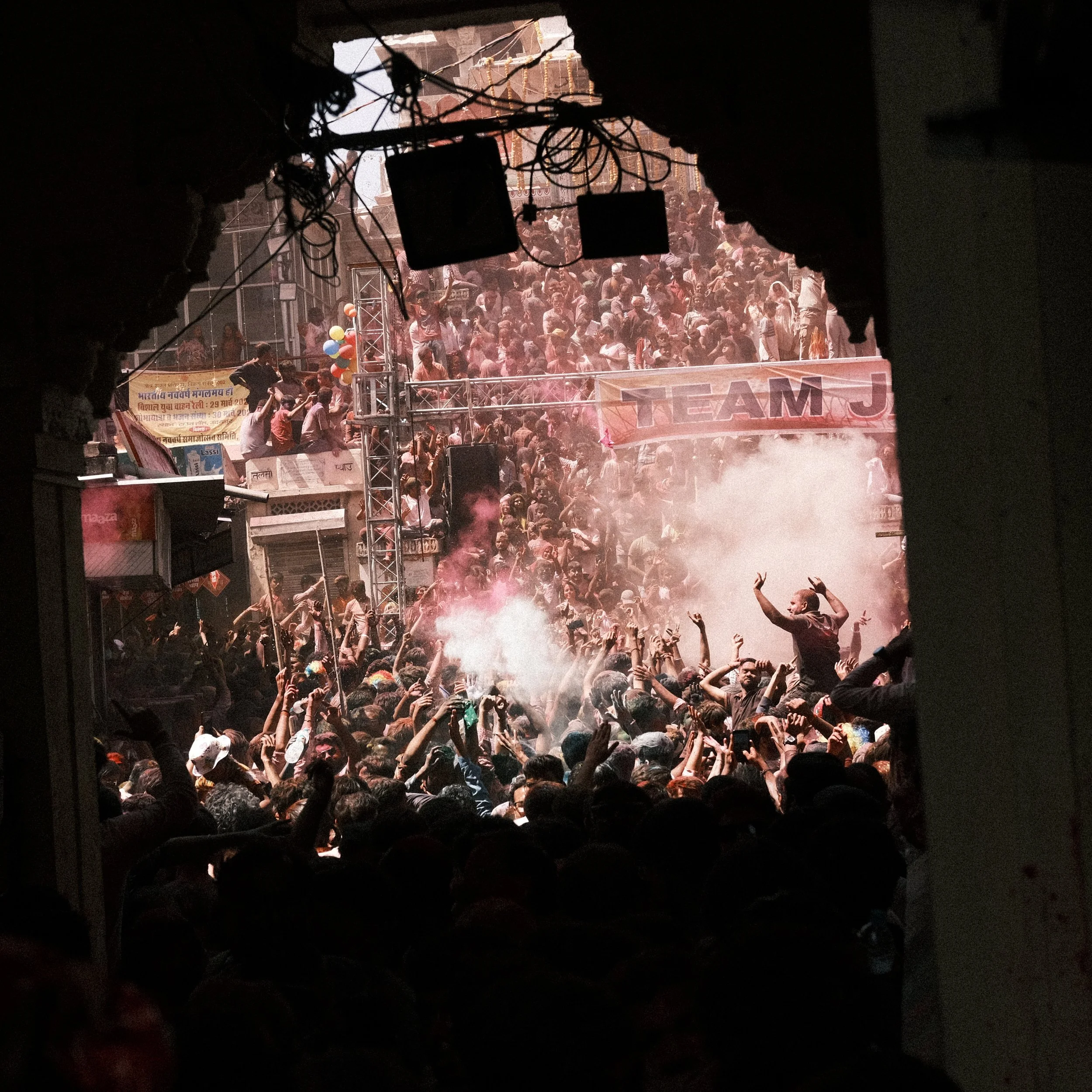 Multitud celebrando Holi en India